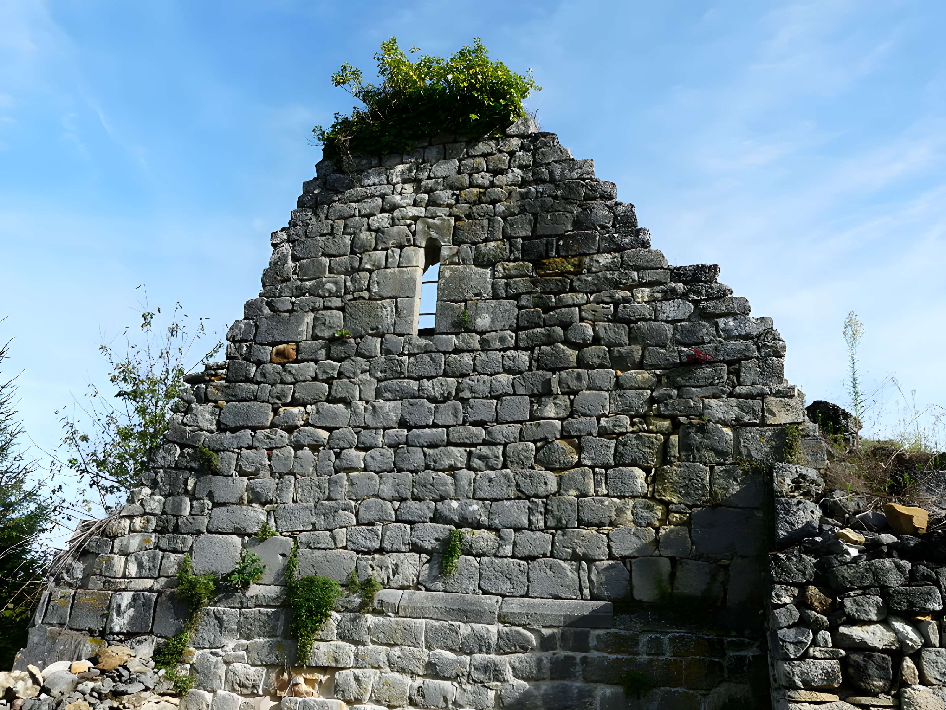 Ruines de l'ancienne Chapelle de Fontroubade à Lussas et Nontronneau