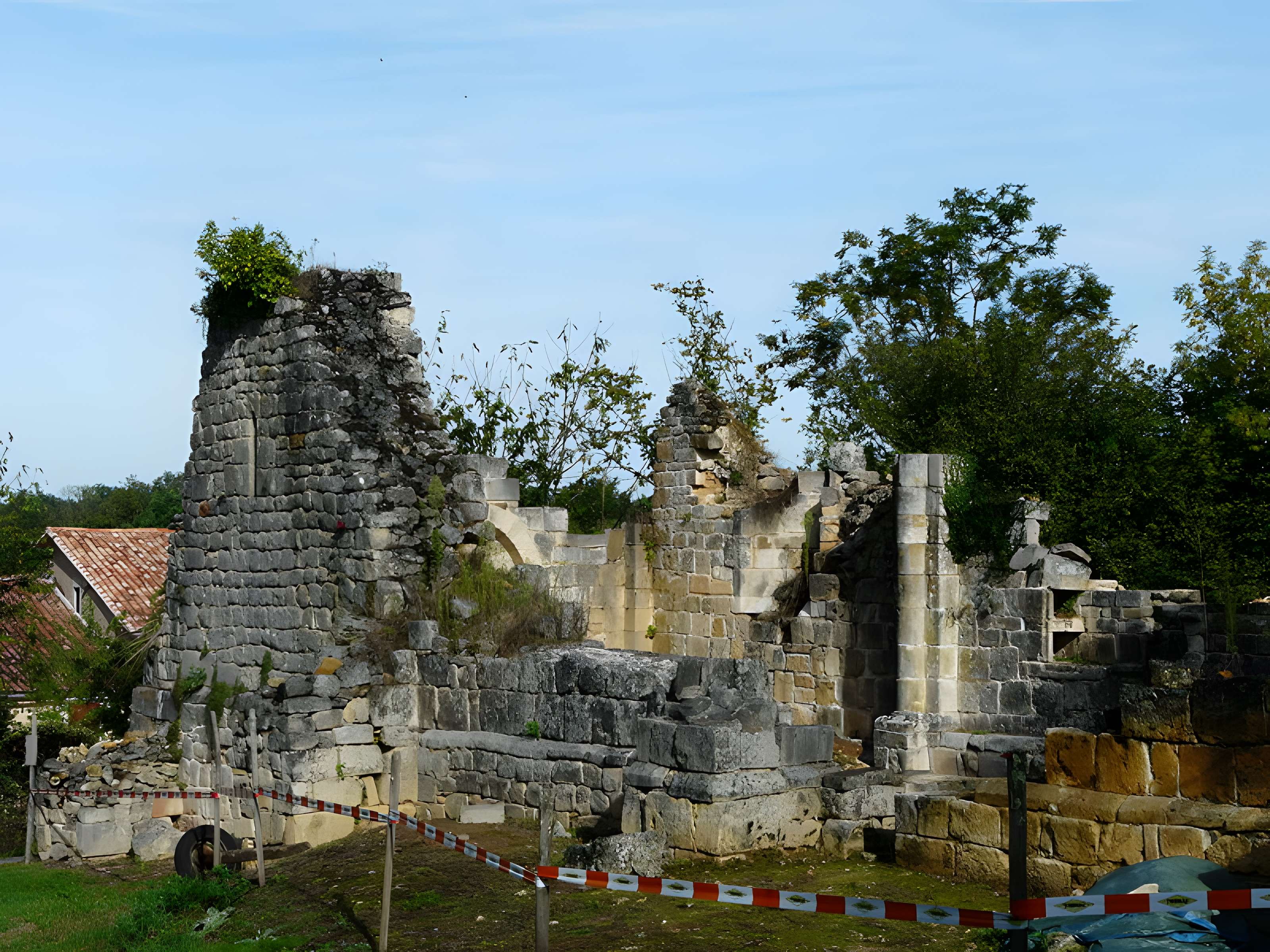 Ruines de l'ancienne Chapelle de Fontroubade à Lussas et Nontronneau