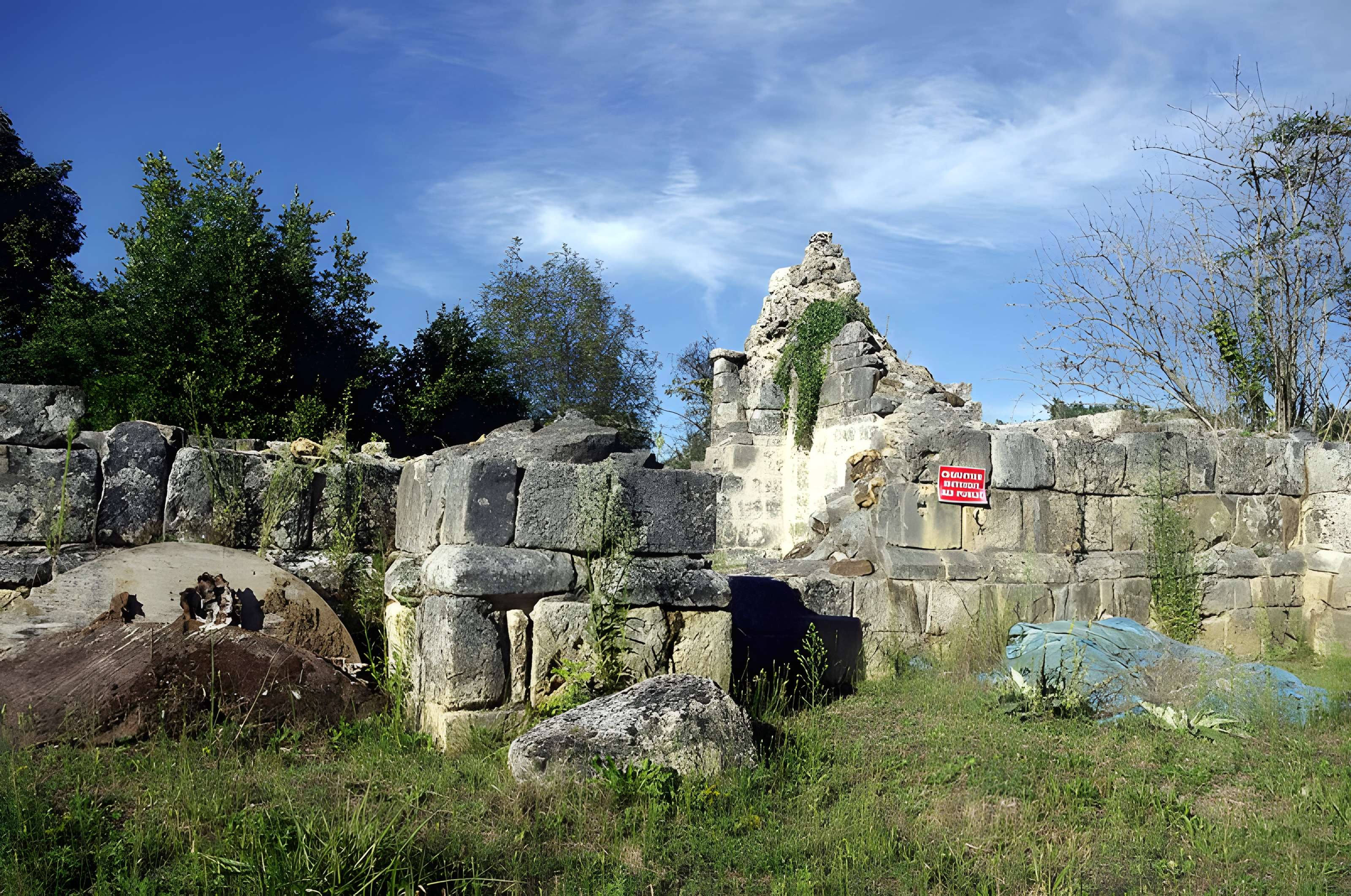Ruines de l'ancienne Chapelle de Fontroubade à Lussas et Nontronneau