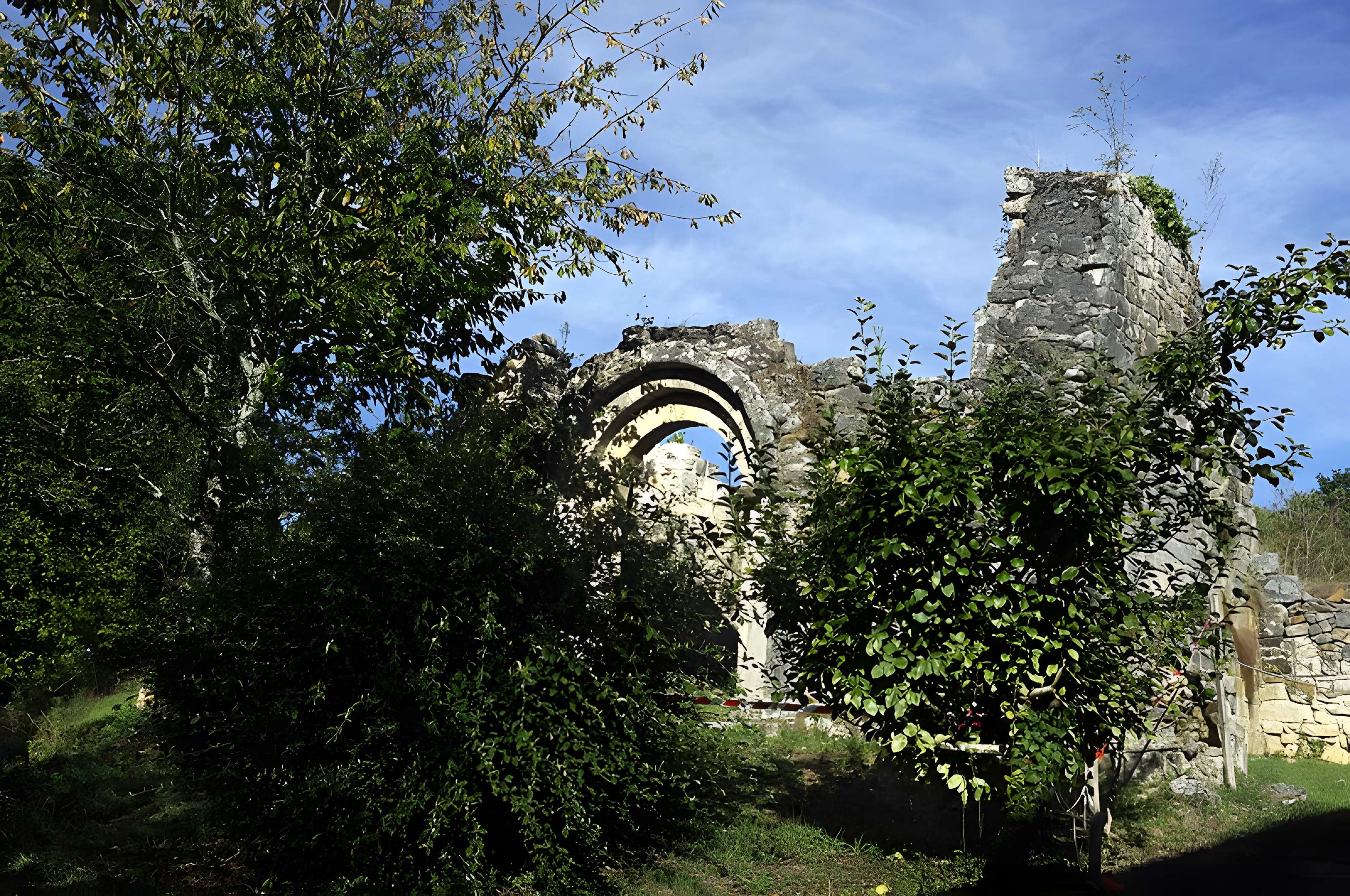 Ruines de l'ancienne Chapelle de Fontroubade à Lussas et Nontronneau