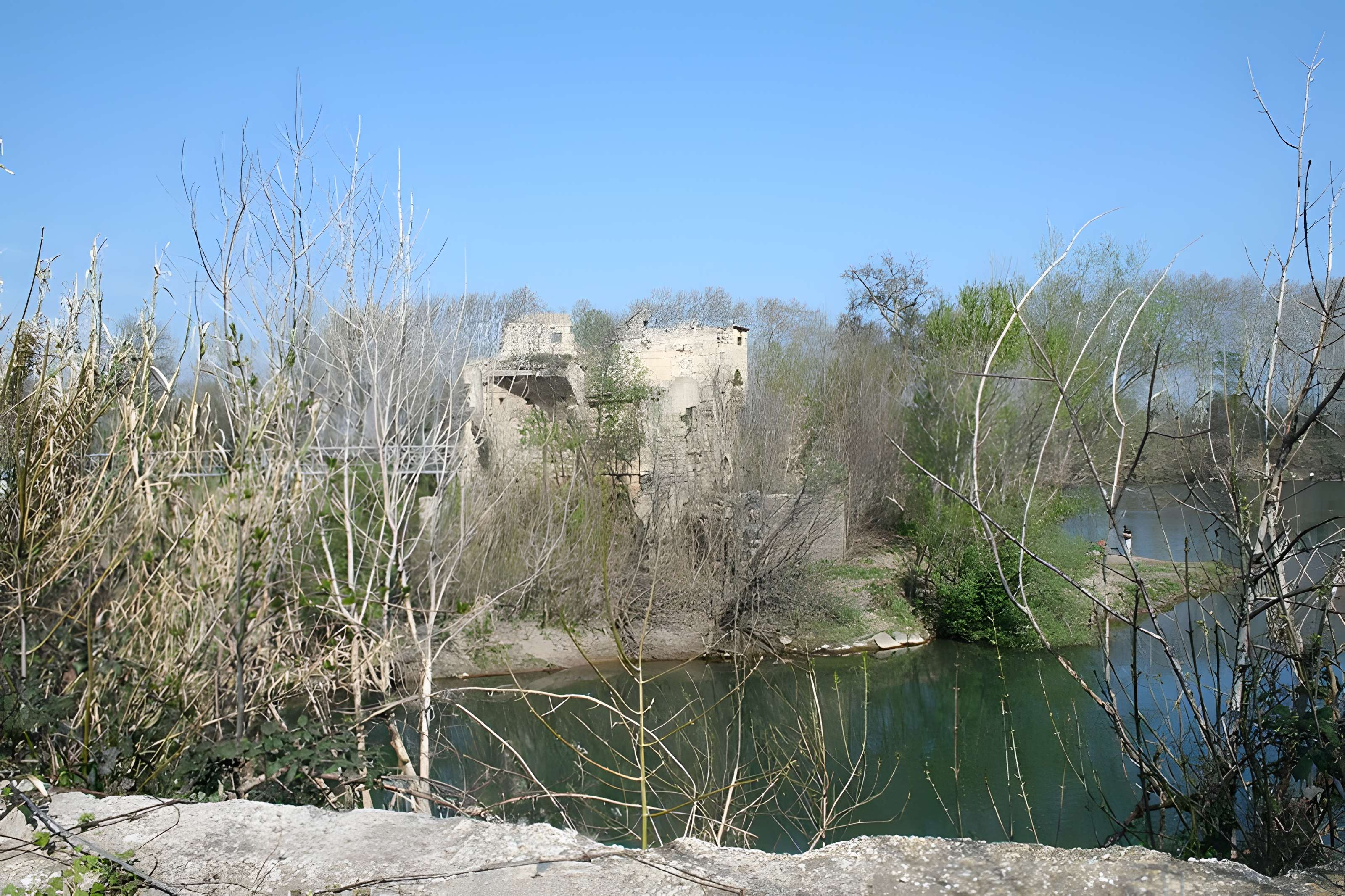 Ruines du moulin sur l'Hérault à Bessan