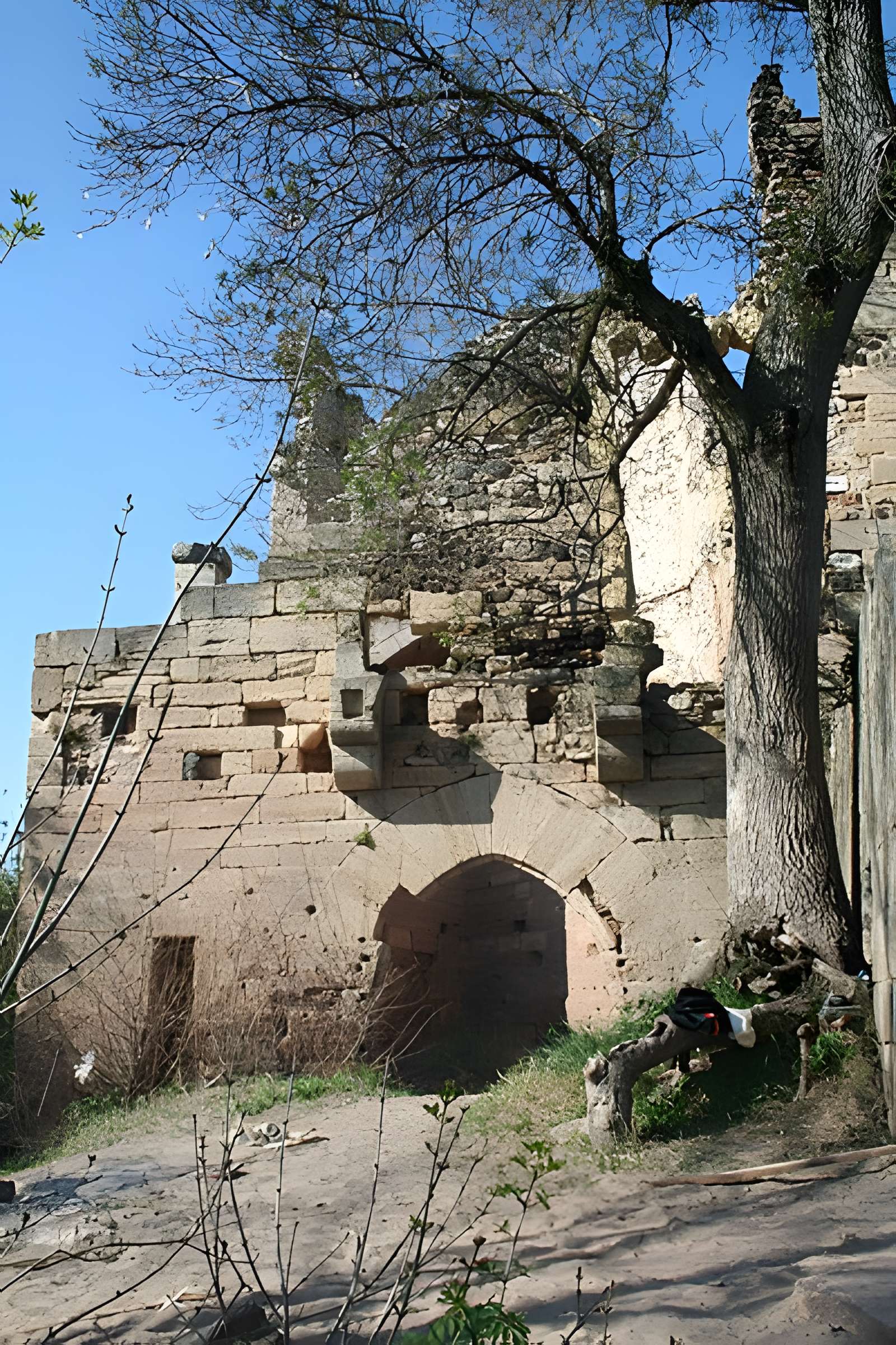 Ruines du moulin sur l'Hérault à Bessan