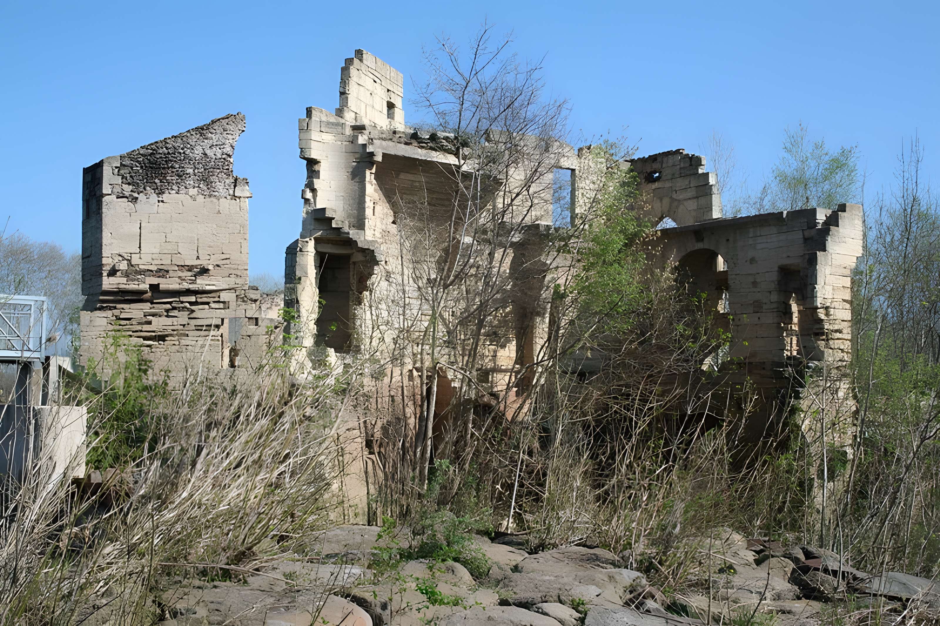 Ruines du moulin sur l'Hérault à Bessan 