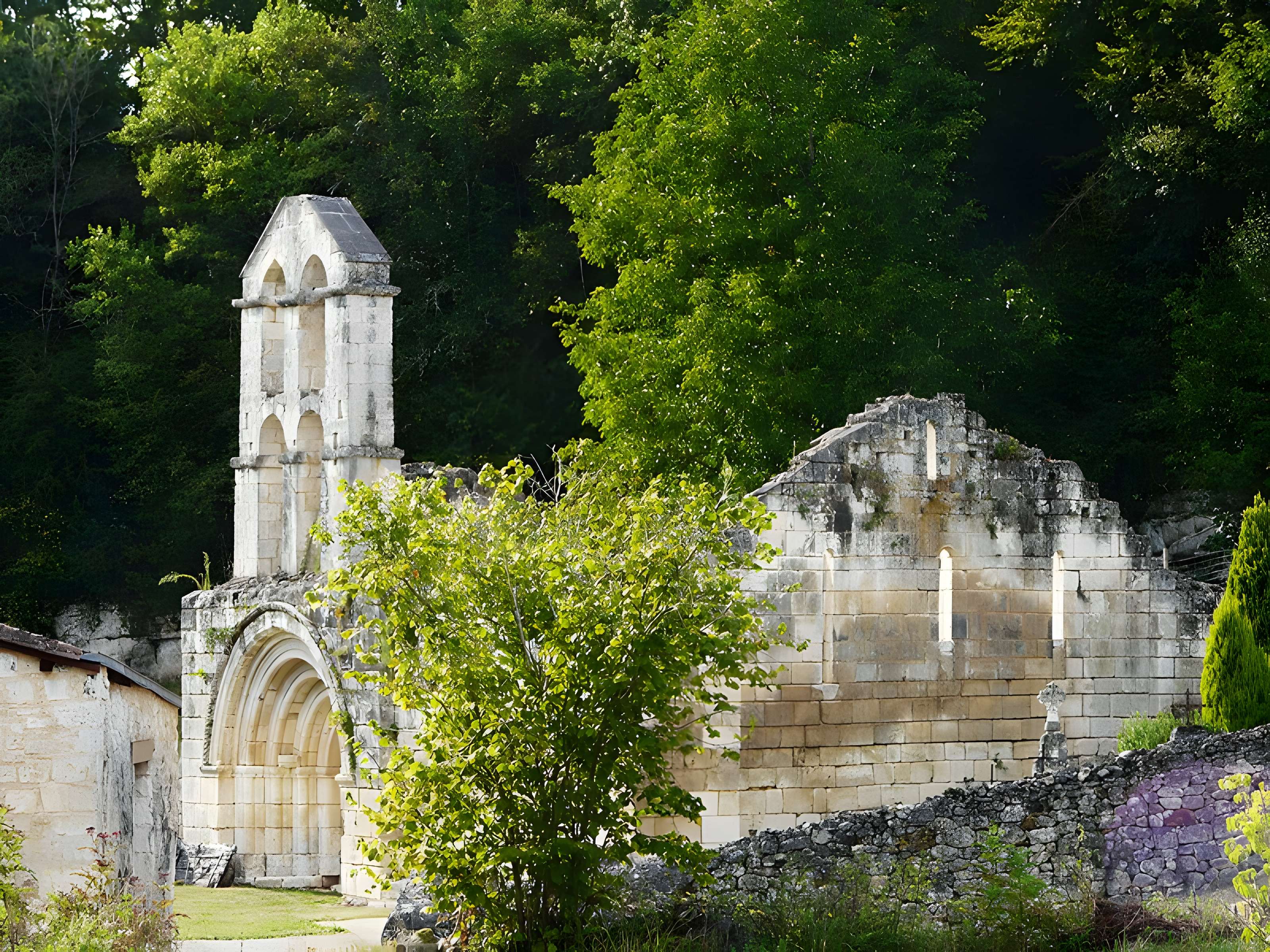 Ruines du prieuré rural de Belaygues