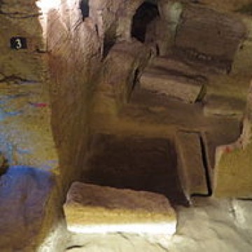 site de la seigneurie a doue la fontaine (cave aux sarcophages)