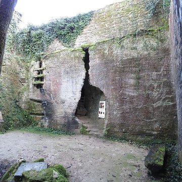 site de la seigneurie a doue la fontaine (cave aux sarcophages)
