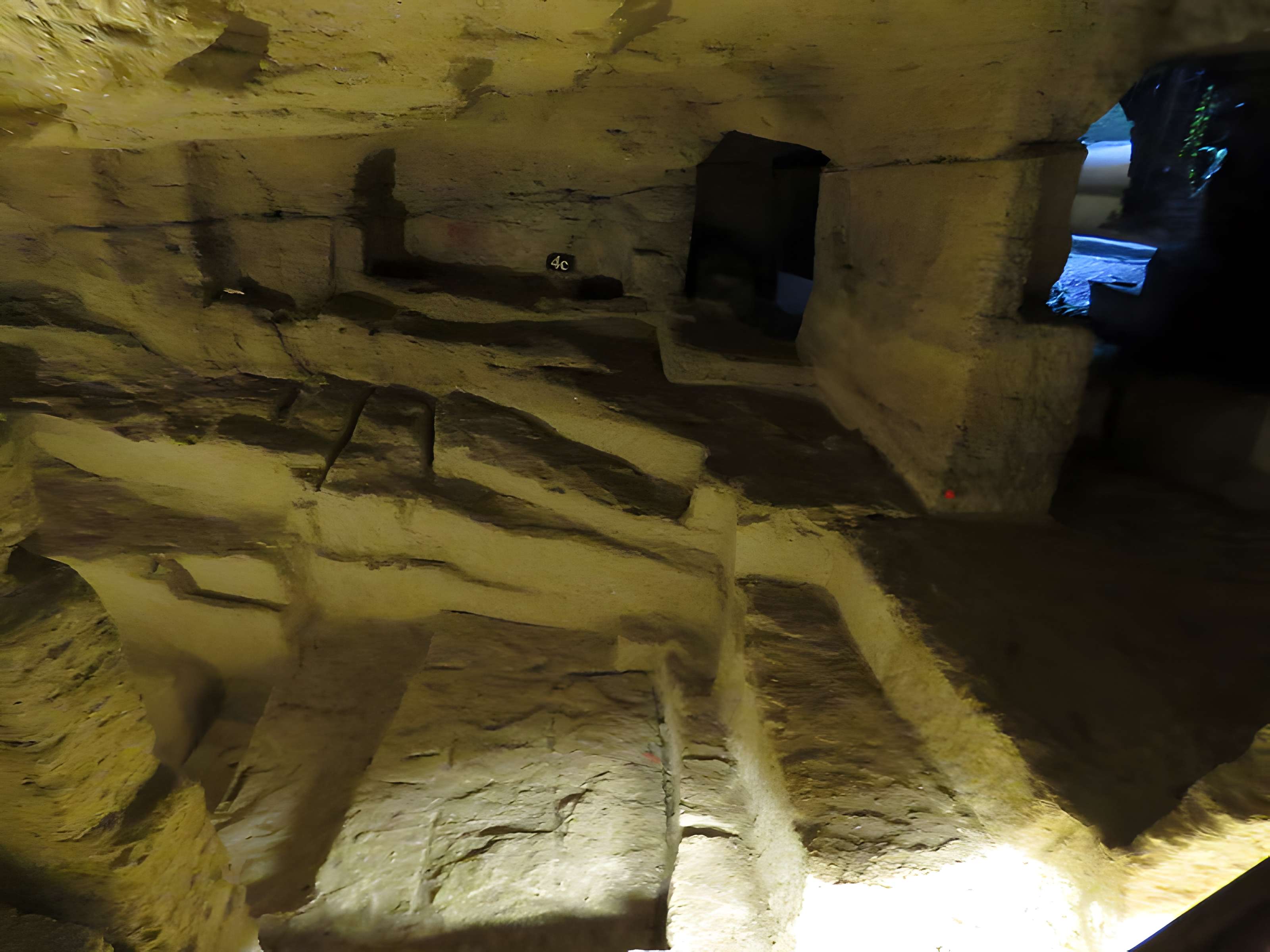 Site de la Seigneurie à Doué-la-Fontaine (Cave aux Sarcophages)