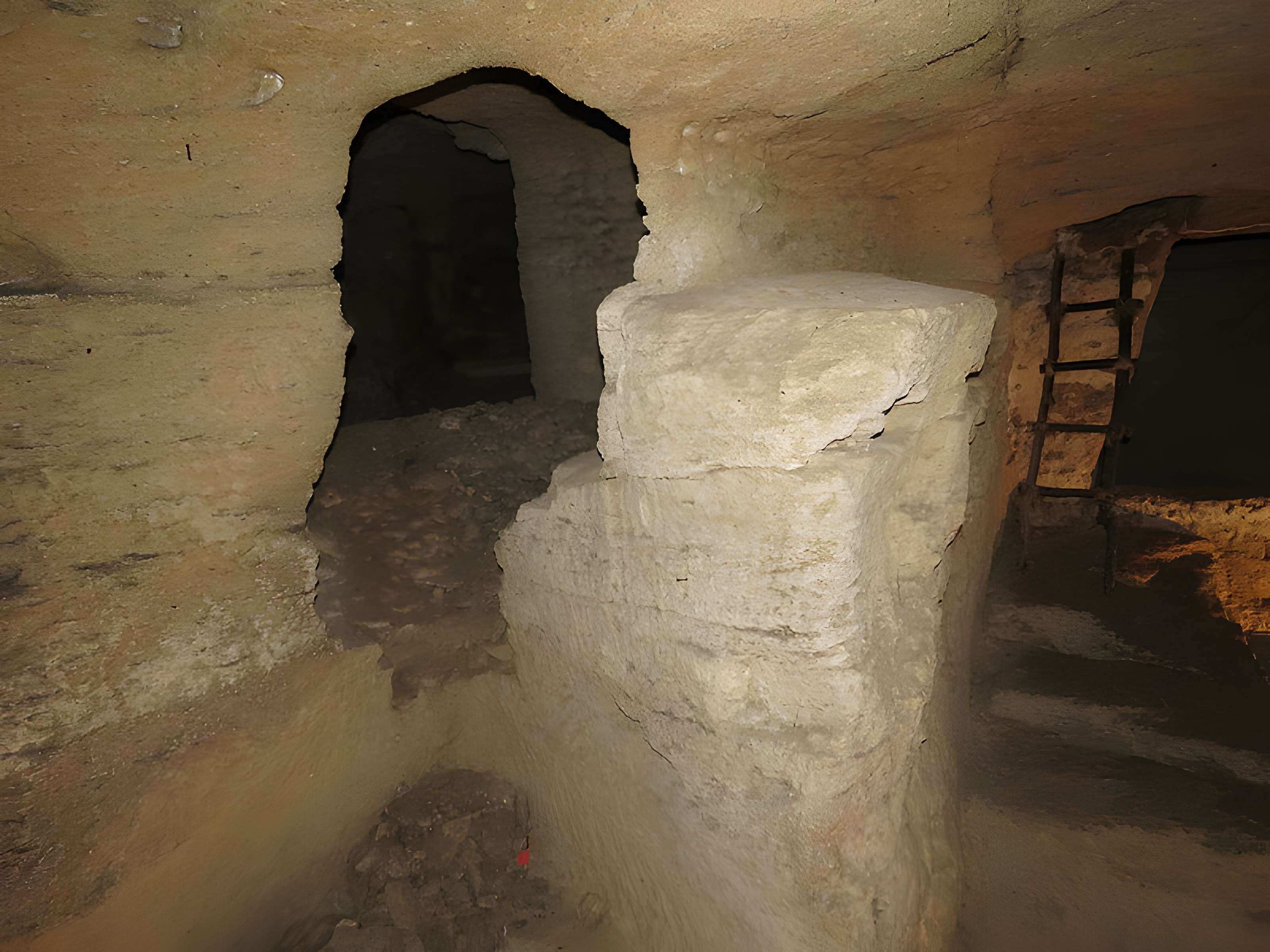 Site de la Seigneurie à Doué-la-Fontaine (Cave aux Sarcophages)