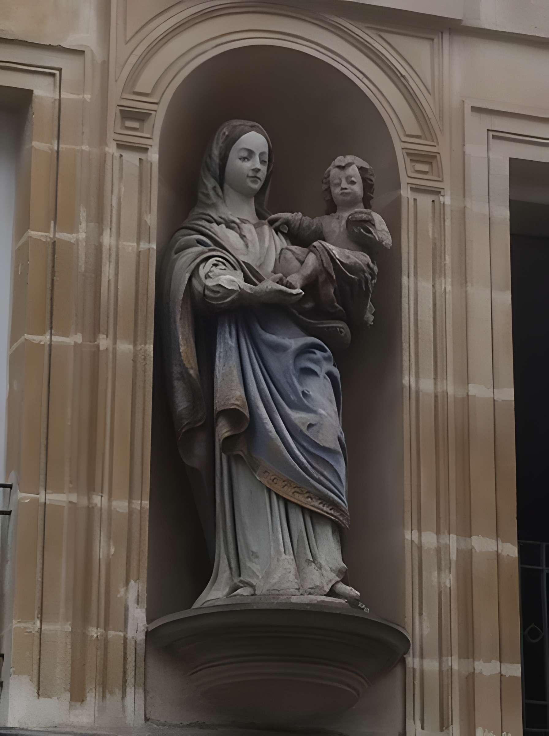 Statue de la Vierge à Argentan 
