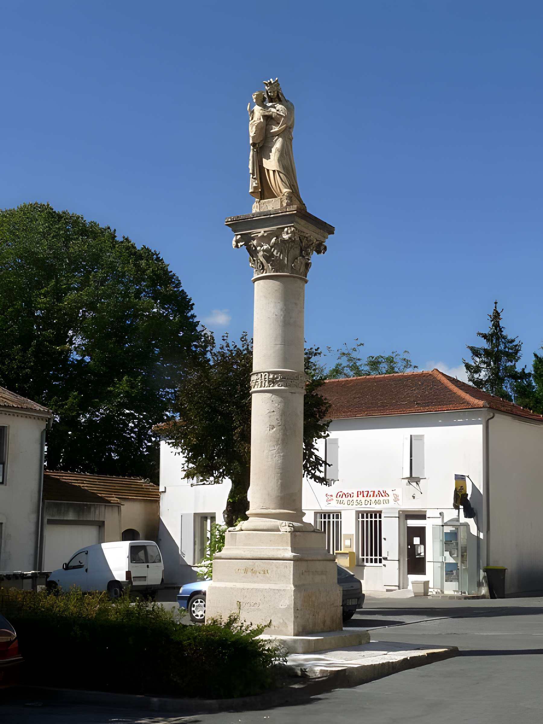 Statue de la Vierge de Saint-Germain-d'Esteuil
