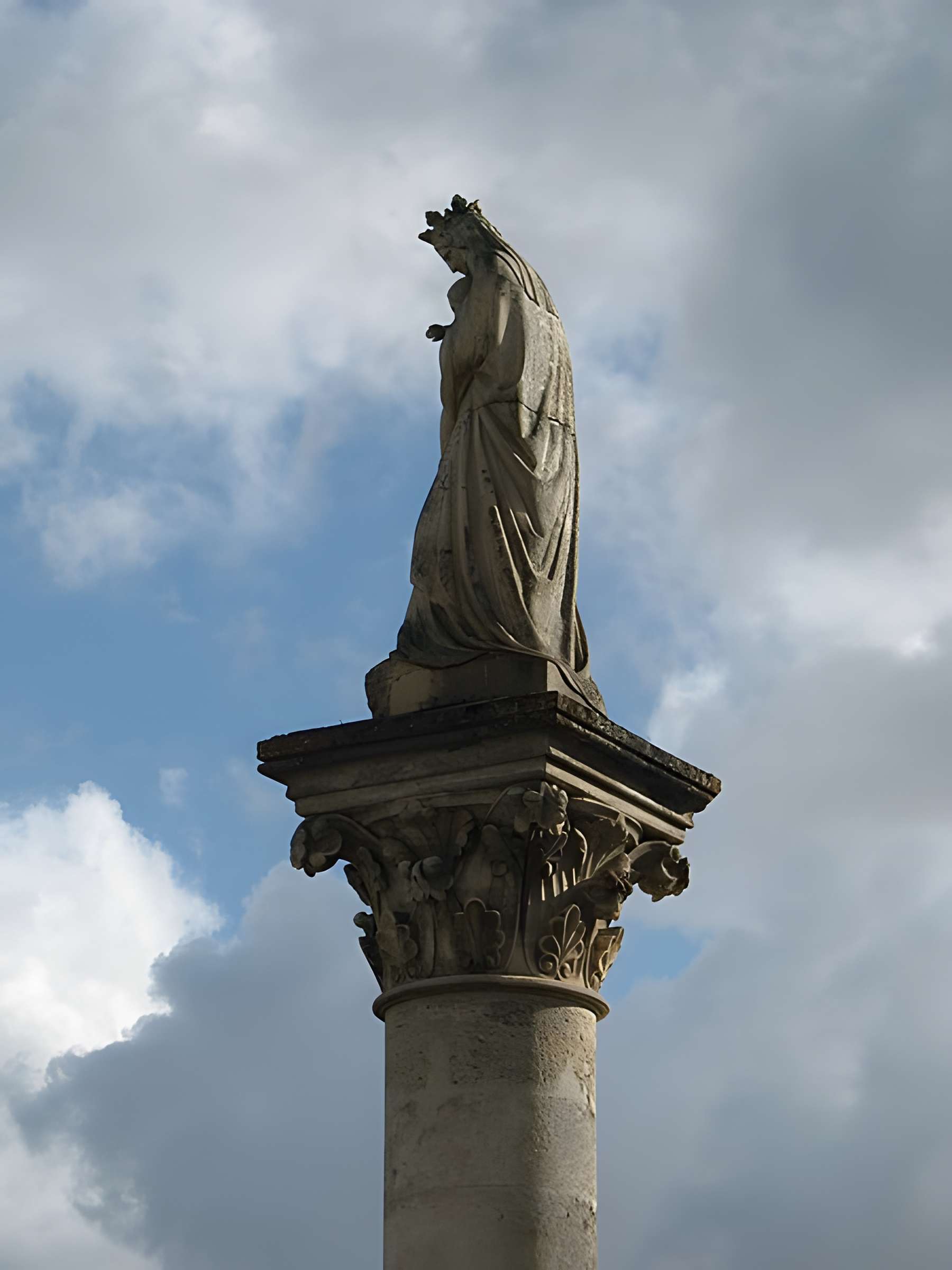 Statue de la Vierge de Saint-Germain-d'Esteuil