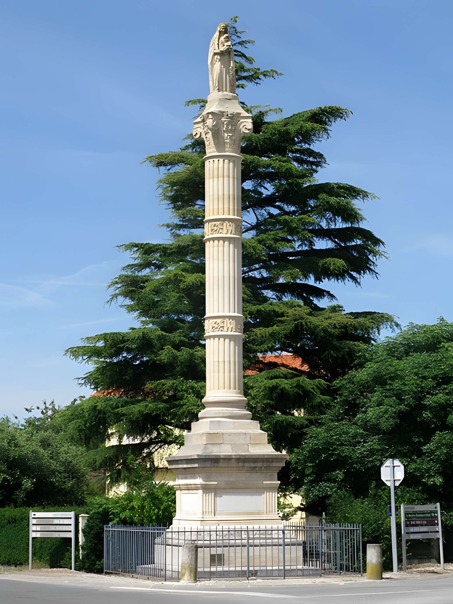 Statue de la Vierge de Saint-Germain-d'Esteuil 
