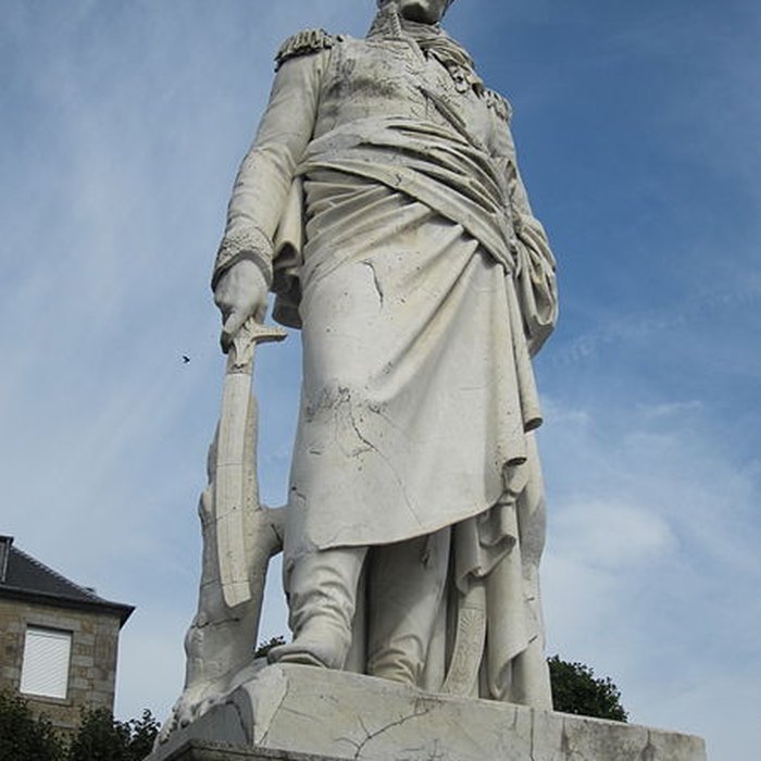 Photo de Statue de Valhubert à Avranches