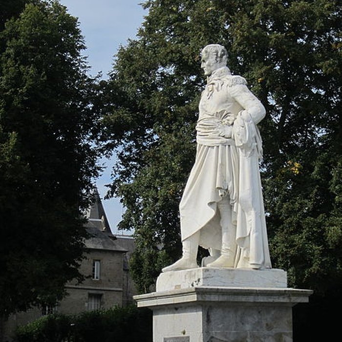 Photo de Statue de Valhubert à Avranches