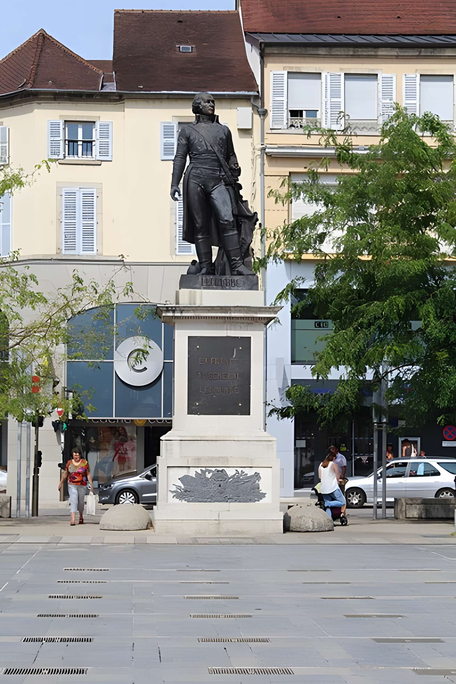 Statue du général Lecourbe à Lons-le-Saunier
