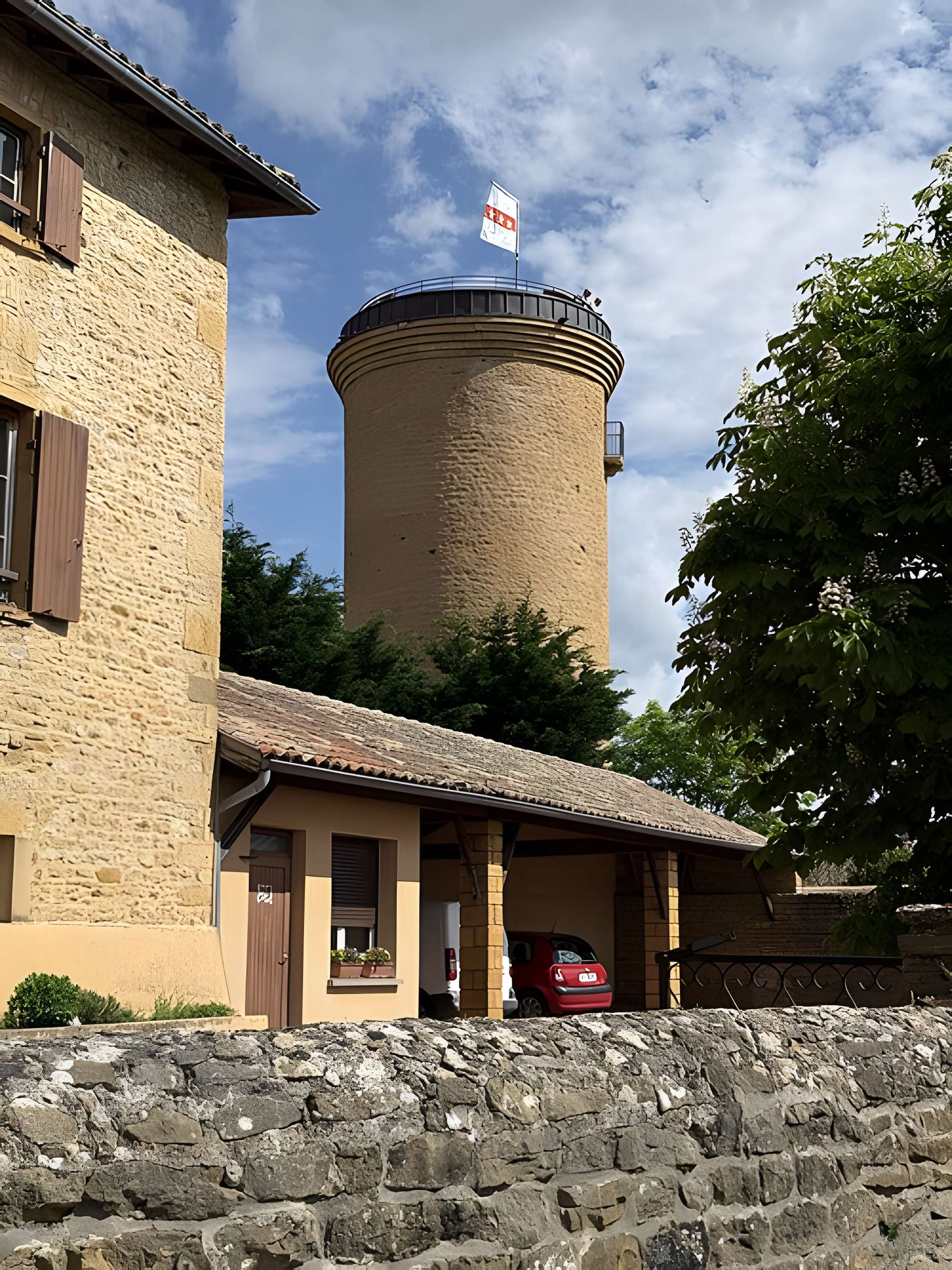 Tour d'Oingt