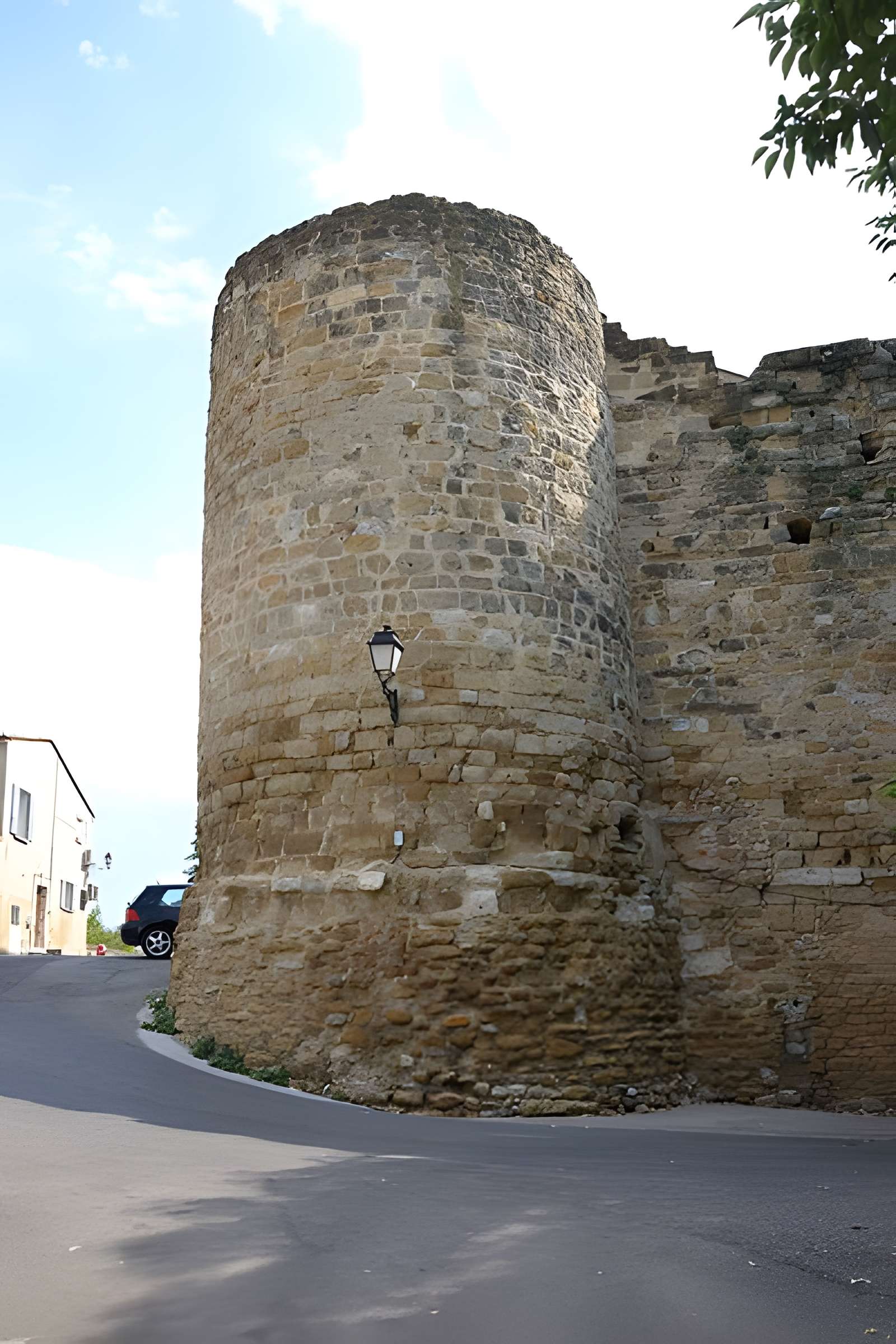 Tour et Remparts de Sarrians 
