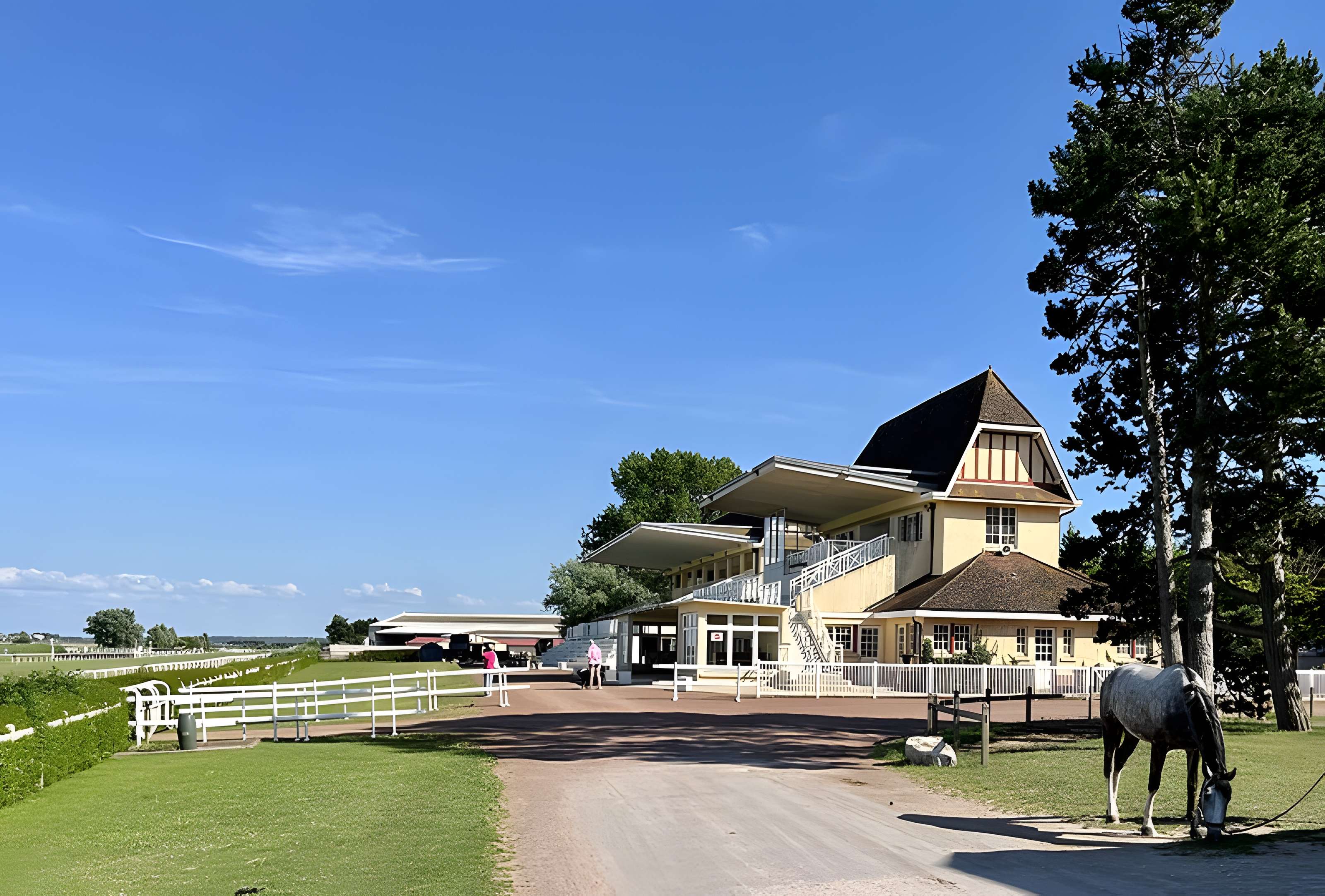 Tribunes de l'hippodrome de la Canche au Touquet-Paris-Plage