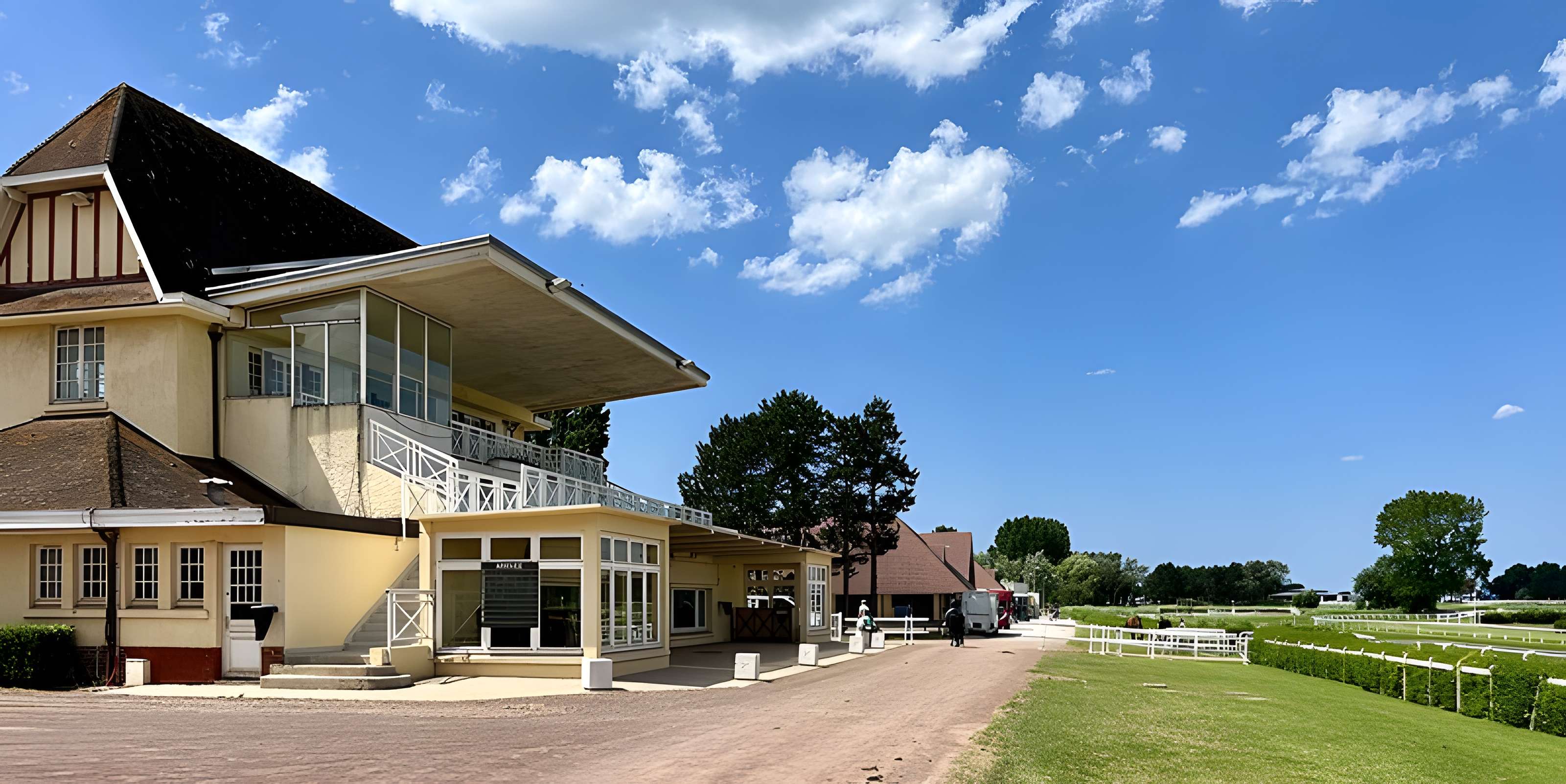 Tribunes de l'hippodrome de la Canche au Touquet-Paris-Plage