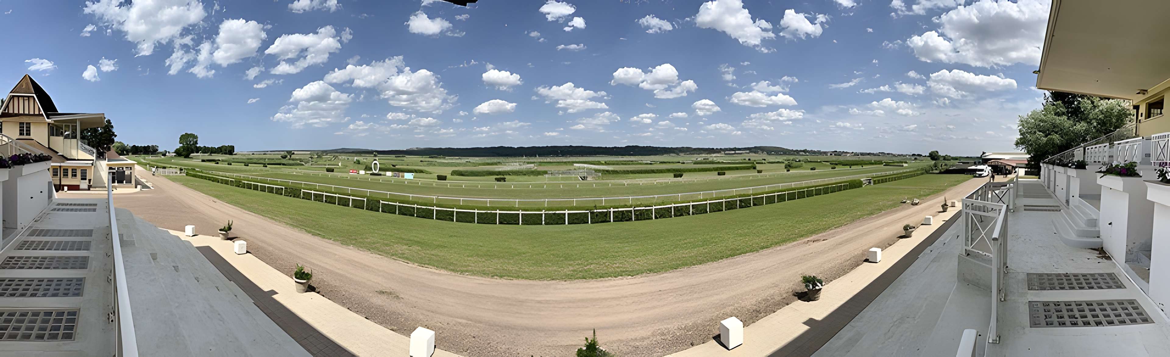 Tribunes de l'hippodrome de la Canche au Touquet-Paris-Plage