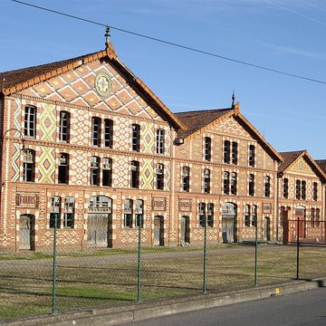Usine blanche et usine rouge Oustau à Aureilhan