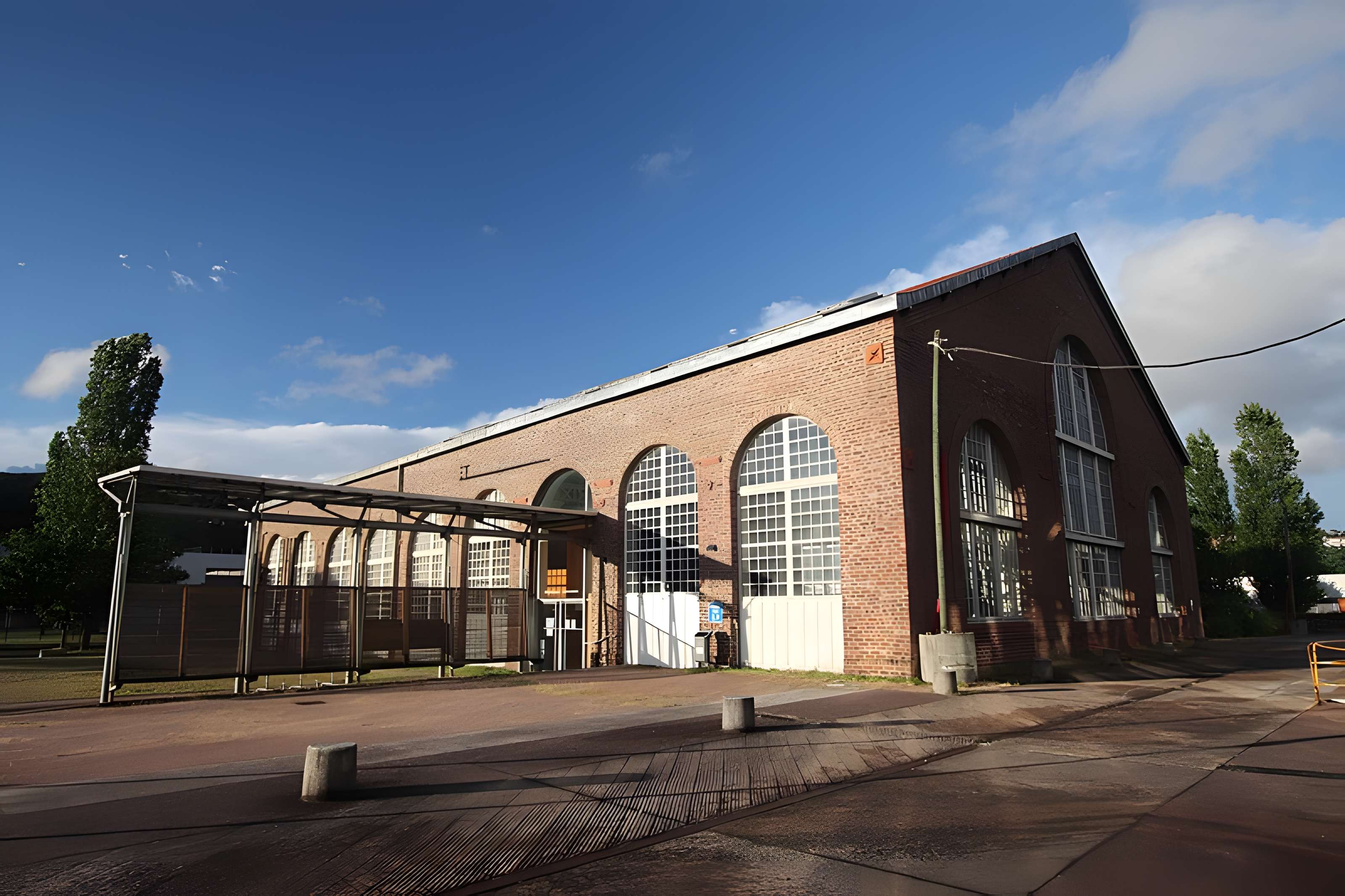 Usines Schneider  , ou ancienne halle aux grues et aux machines