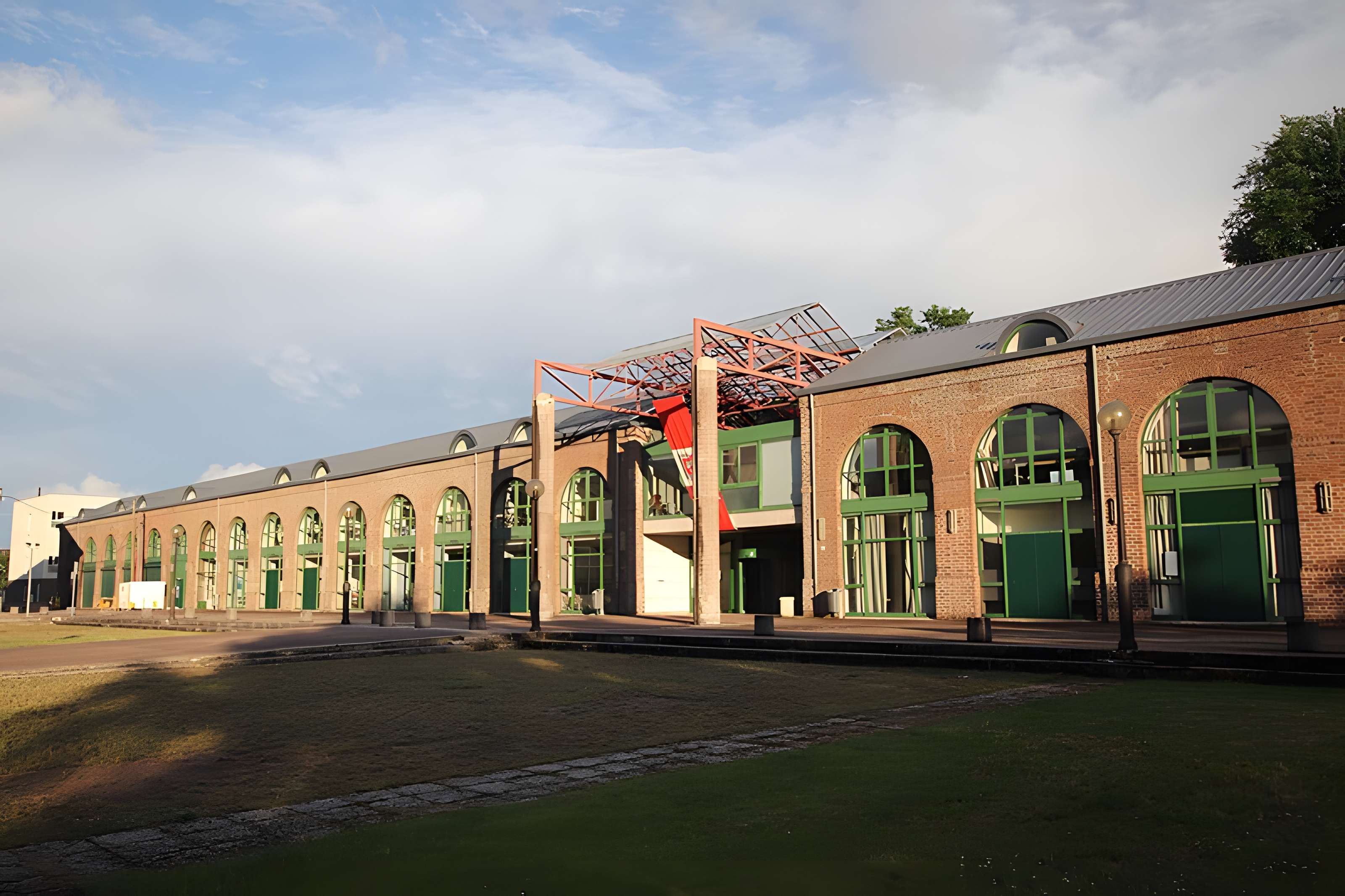 Usines Schneider  , ou ancienne halle aux grues et aux machines