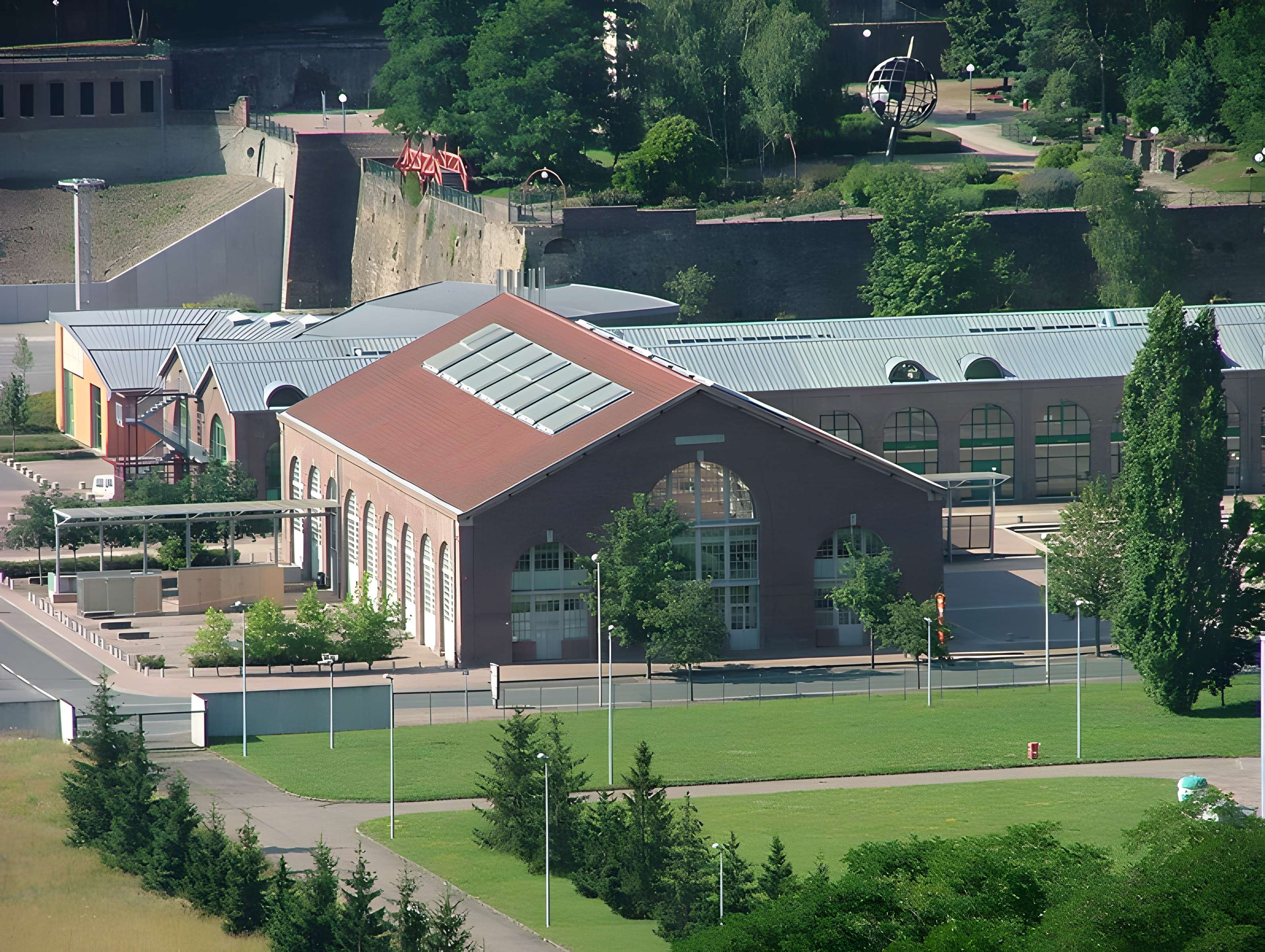 Usines Schneider  , ou ancienne halle aux grues et aux machines