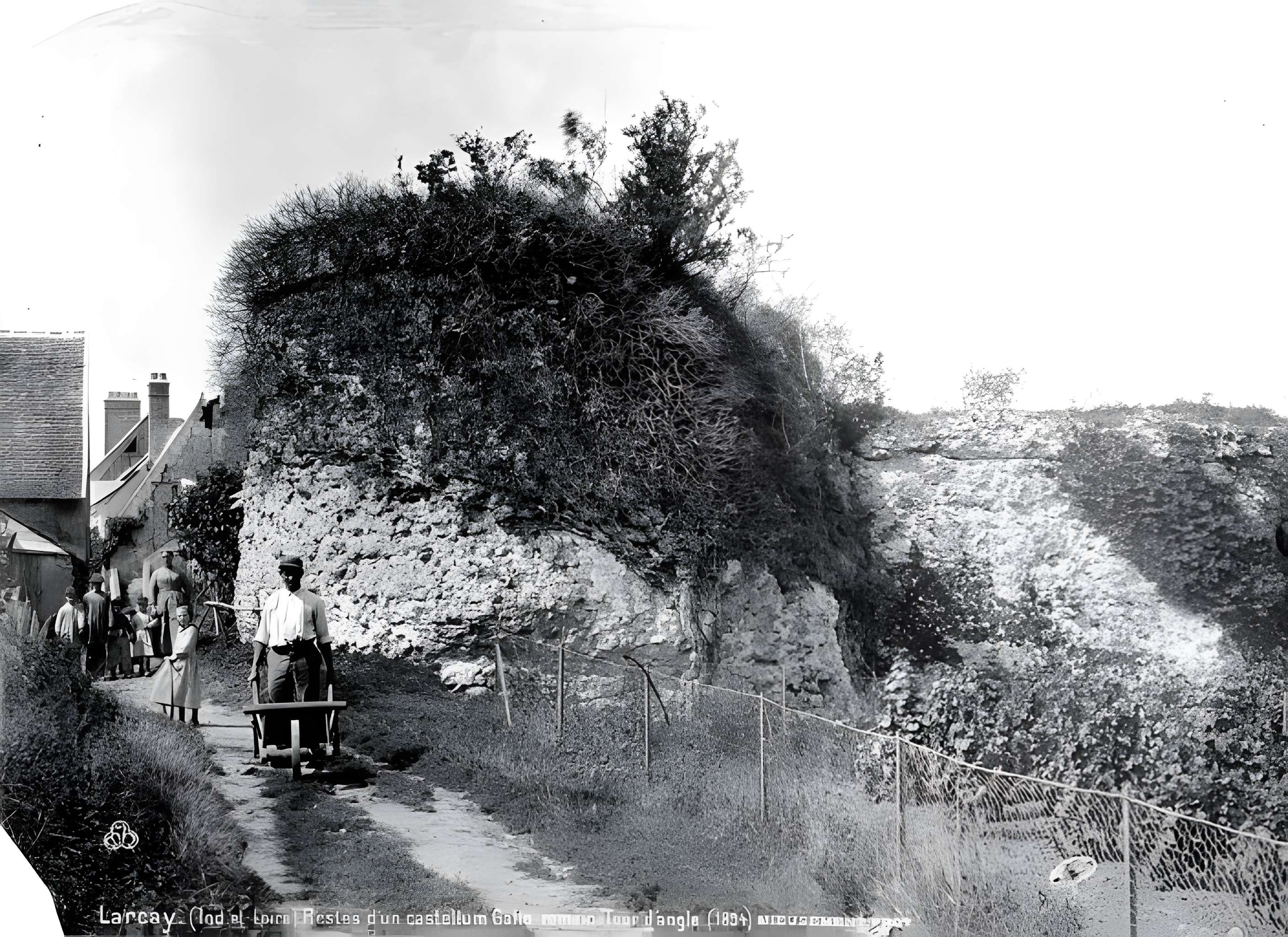 Vestiges du castellum romain de Larçay