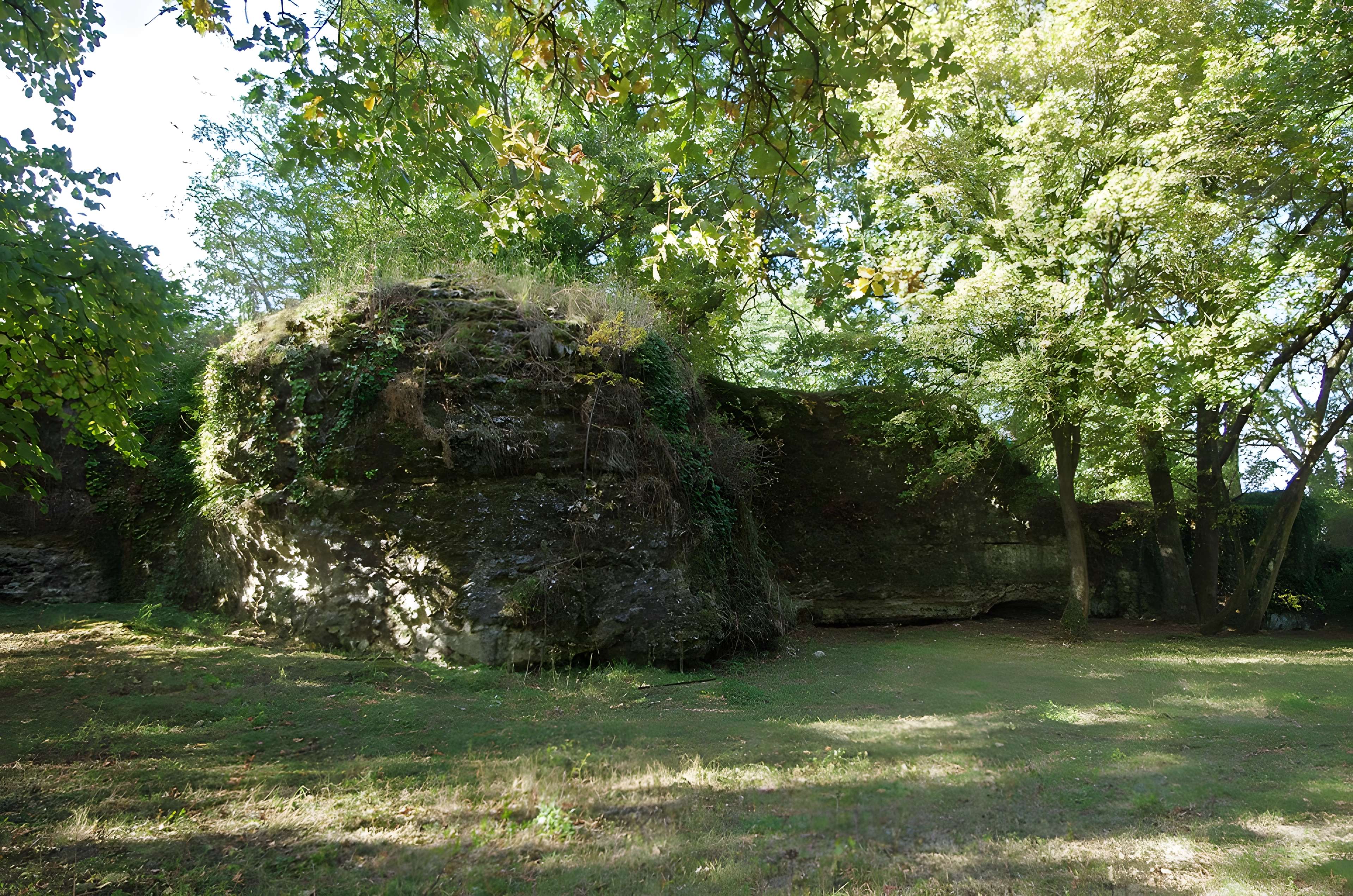 Vestiges du castellum romain de Larçay