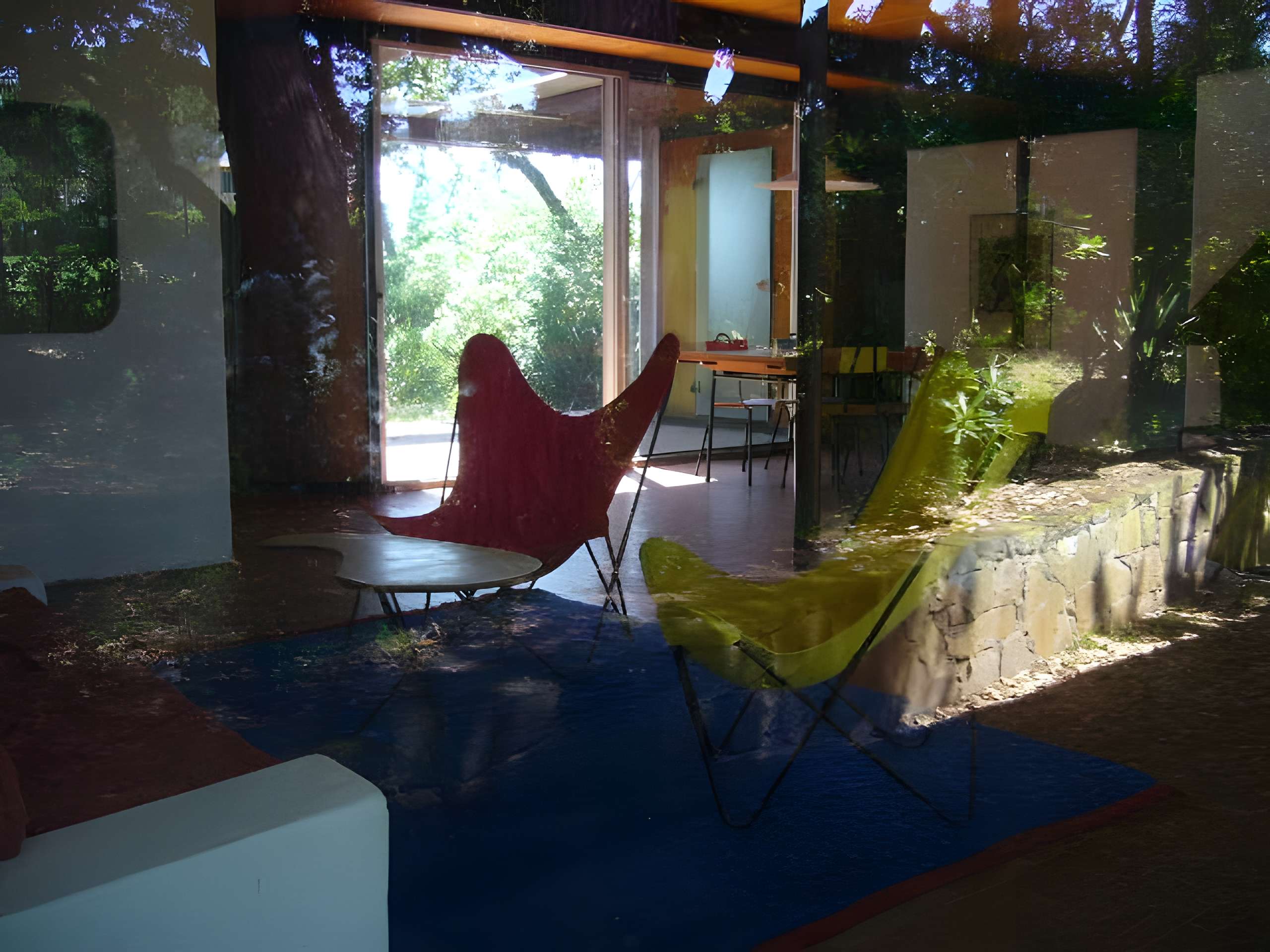 Villa Seynave à Grimaud cheminée et salle à manger