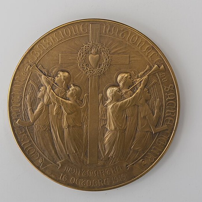 Photo de Basilique du Sacré-Coeur, ses annexes et le square Louise-Michel