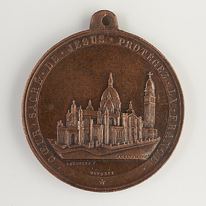 Photo de Basilique du Sacré-Coeur, ses annexes et le square Louise-Michel