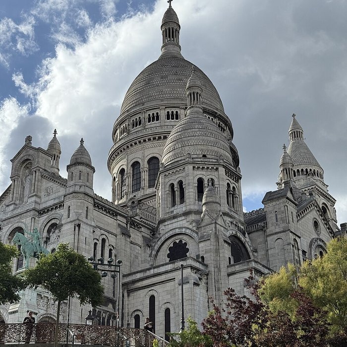 Photo de Basilique du Sacré-Coeur, ses annexes et le square Louise-Michel