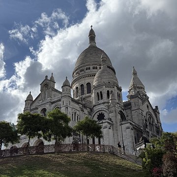 Basilique du Sacré-Coeur, ses annexes et le square Louise-Michel