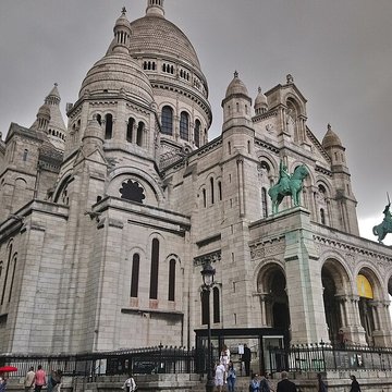 Basilique du Sacré-Coeur, ses annexes et le square Louise-Michel