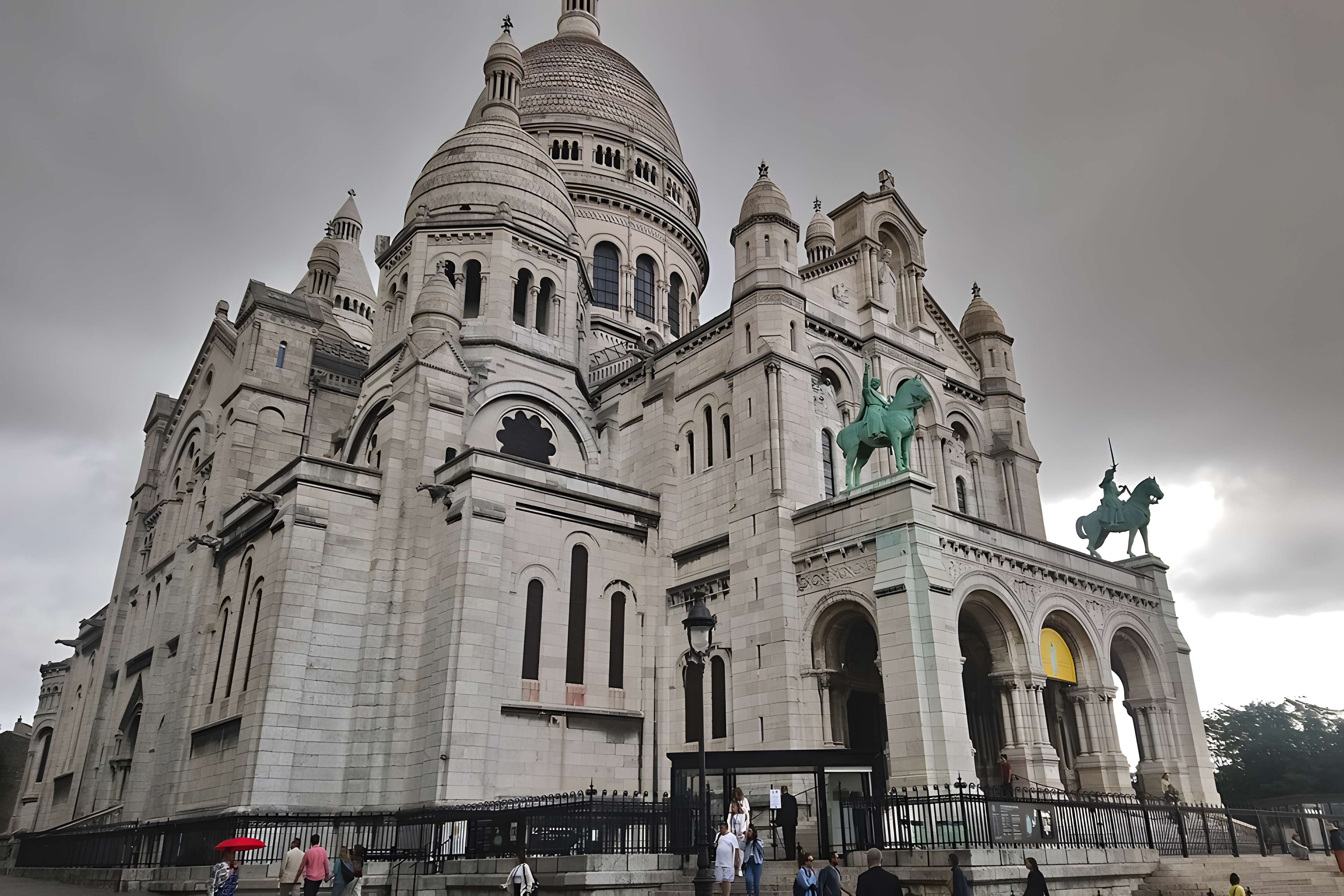 Basilique du Sacré-Coeur, ses annexes et le square Louise-Michel