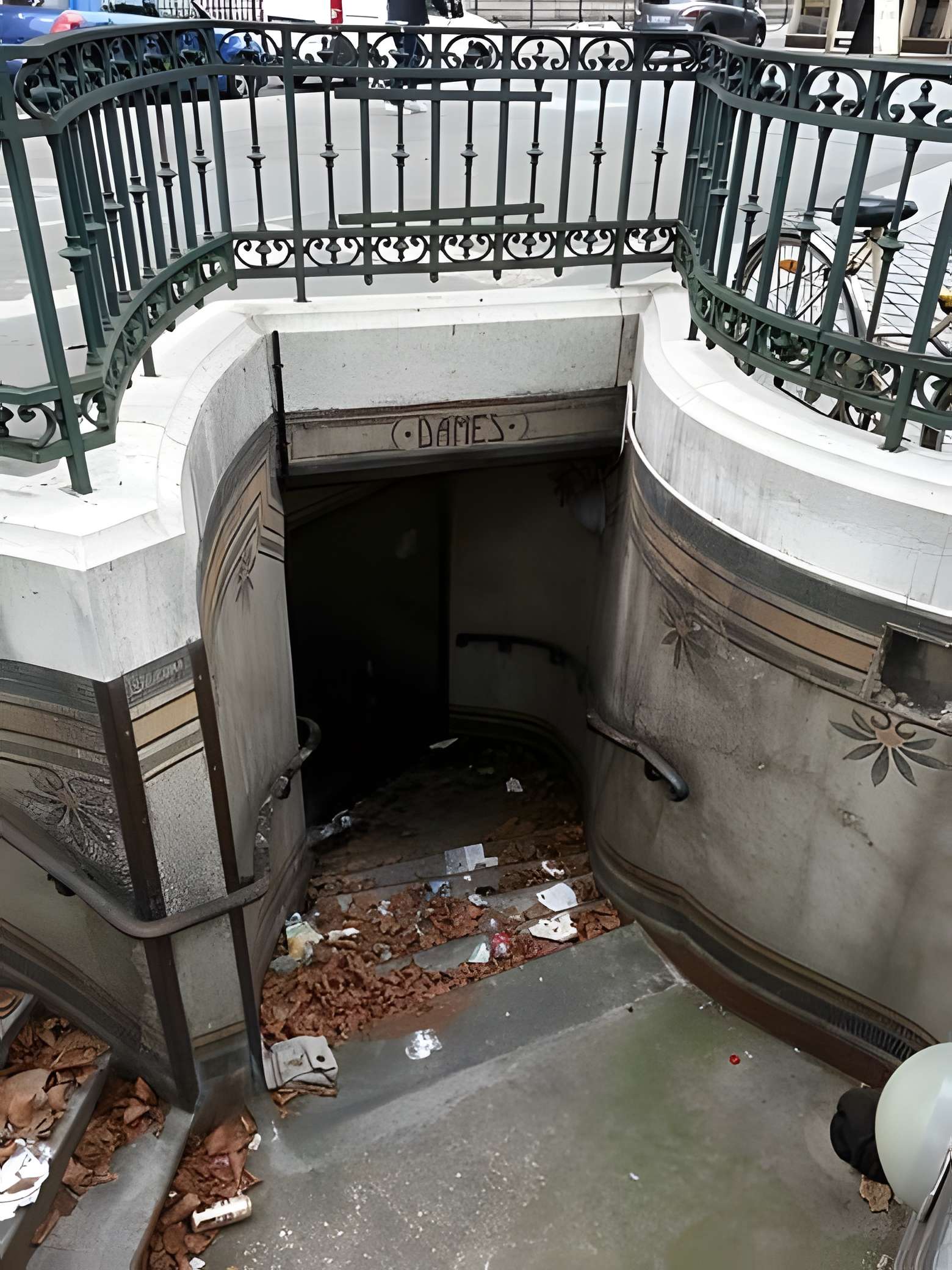 Lavatory Madeleine à Paris Accès à la partie Dames