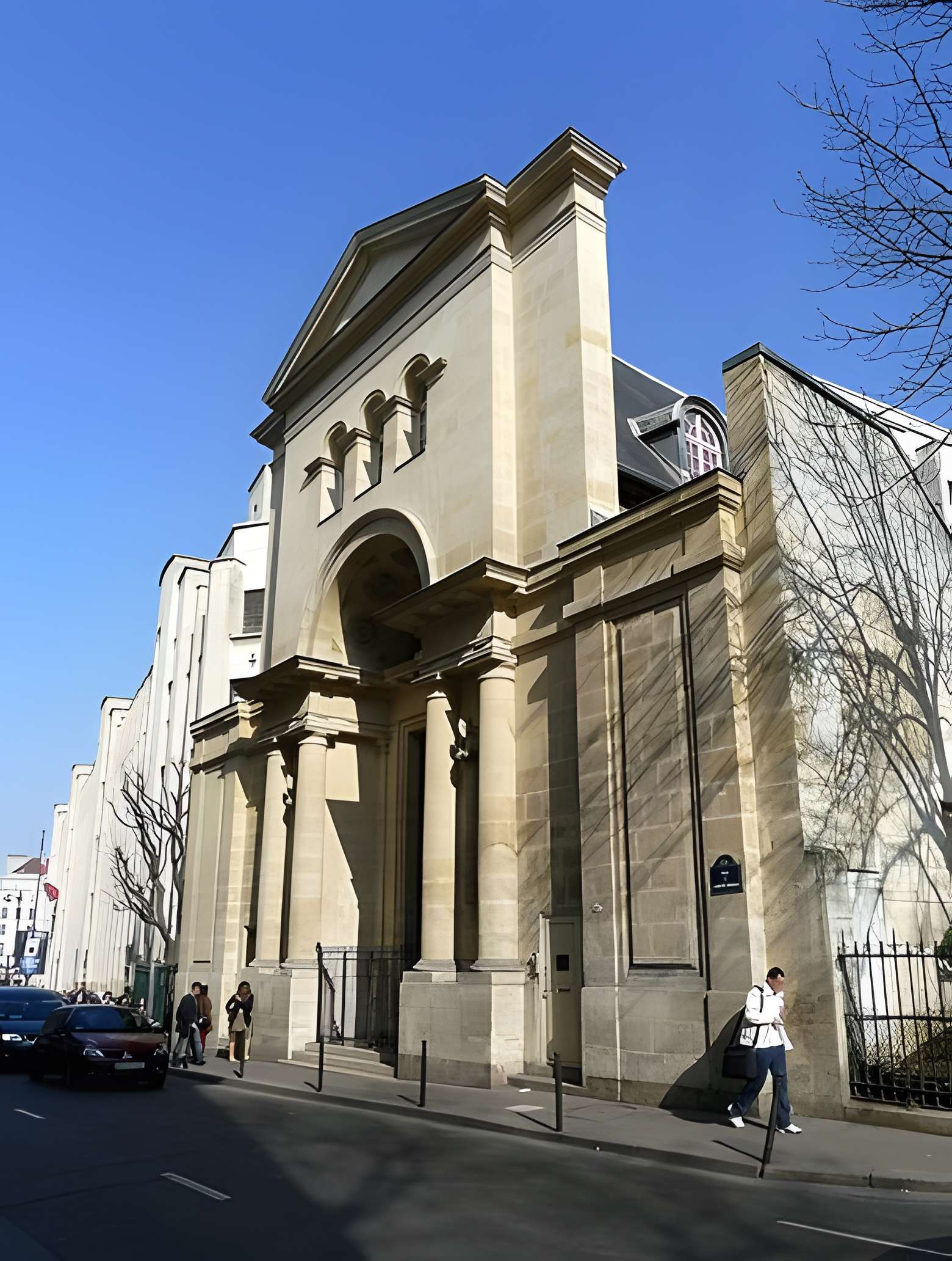 Cathédrale Saint-Vladimir-le-Grand à Paris . Façade de la cathédrale rue des Saints-Pères.