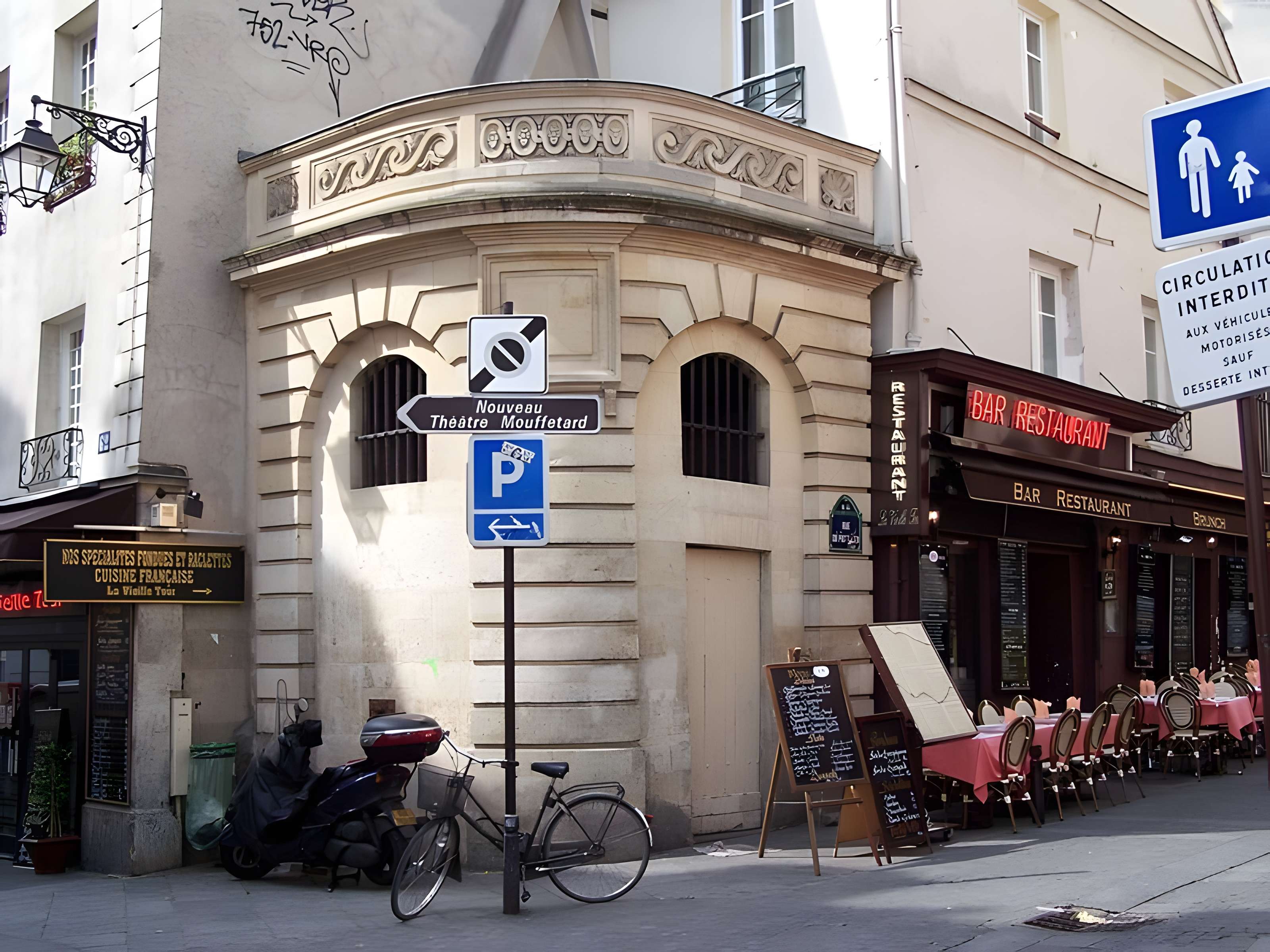 Fontaine du Pot-de-Fer à Paris 