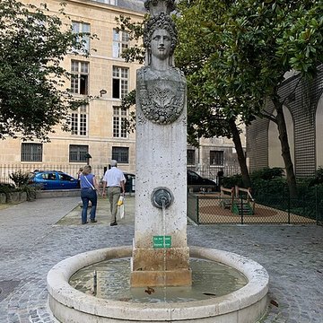 Fontaine du Marché-aux-Carmes à Paris