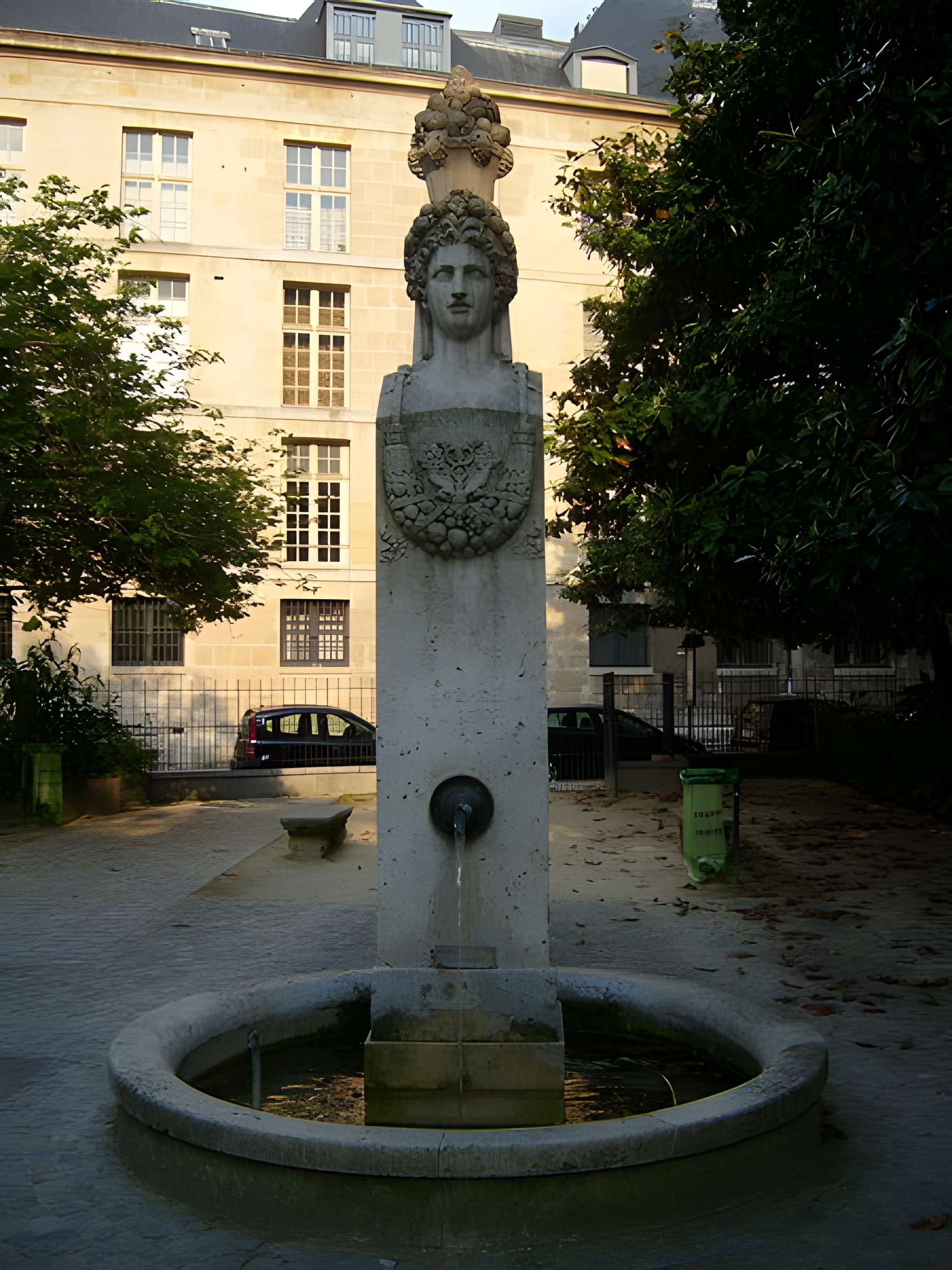 Fontaine du Marché-aux-Carmes à Paris