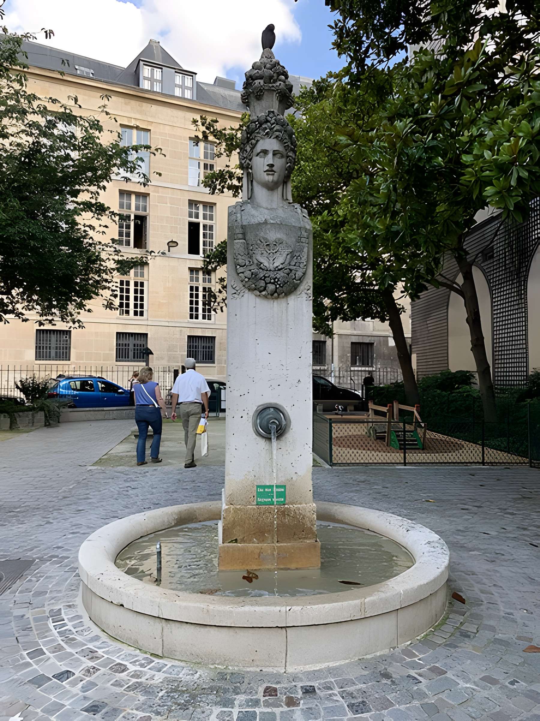Fontaine du Marché-aux-Carmes à Paris