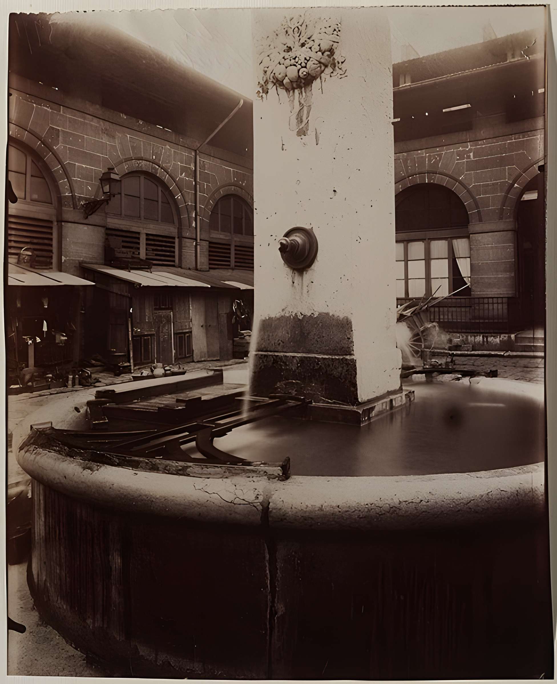 Fontaine du Marché-aux-Carmes à Paris