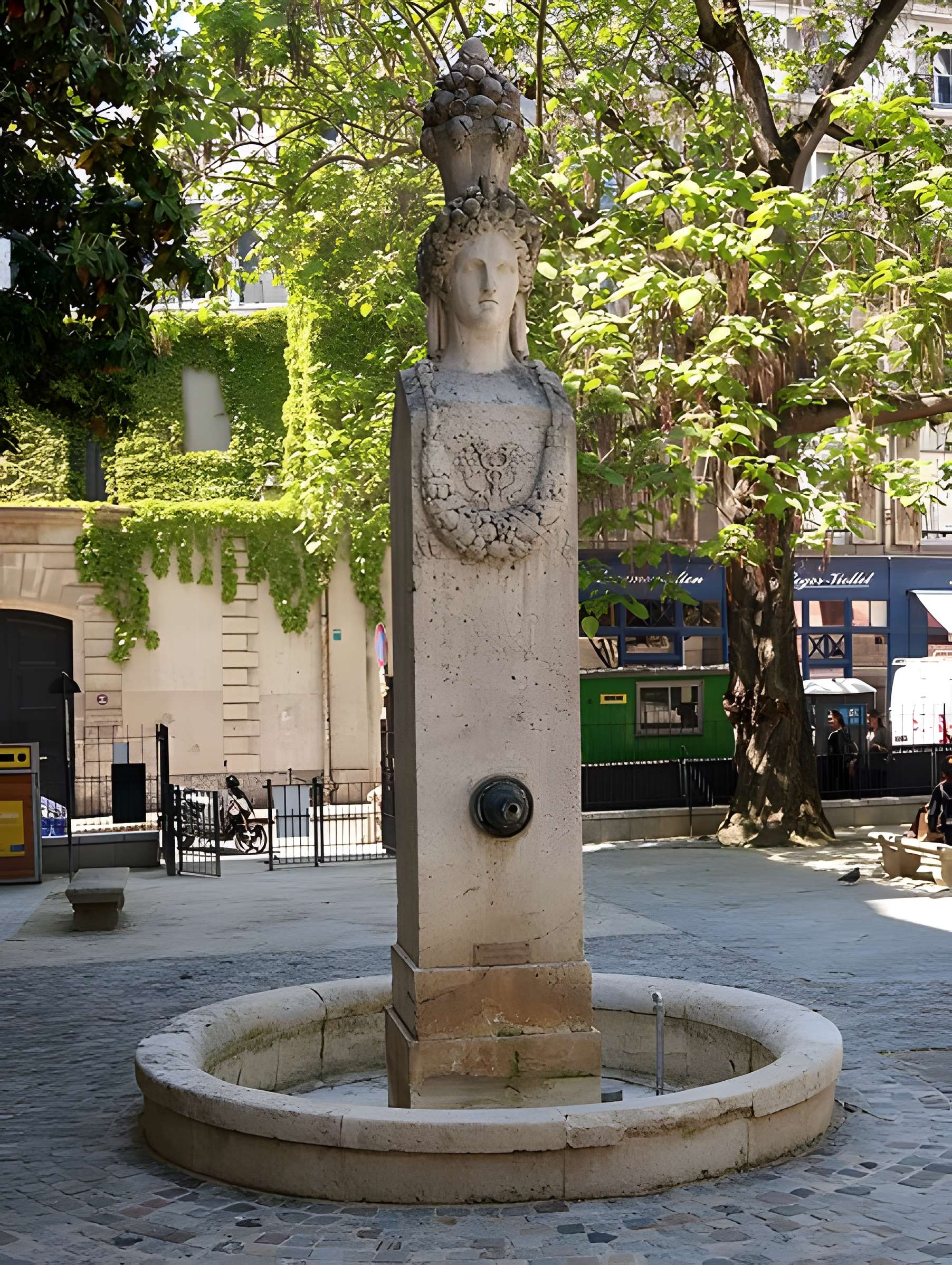 Fontaine du Marché-aux-Carmes à Paris