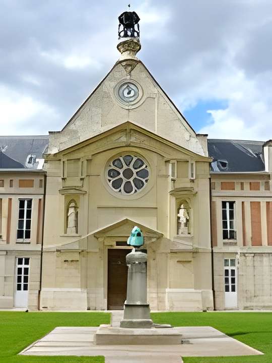 Hôpital Laennec à Paris . Chapelle de l'ancien hôpital