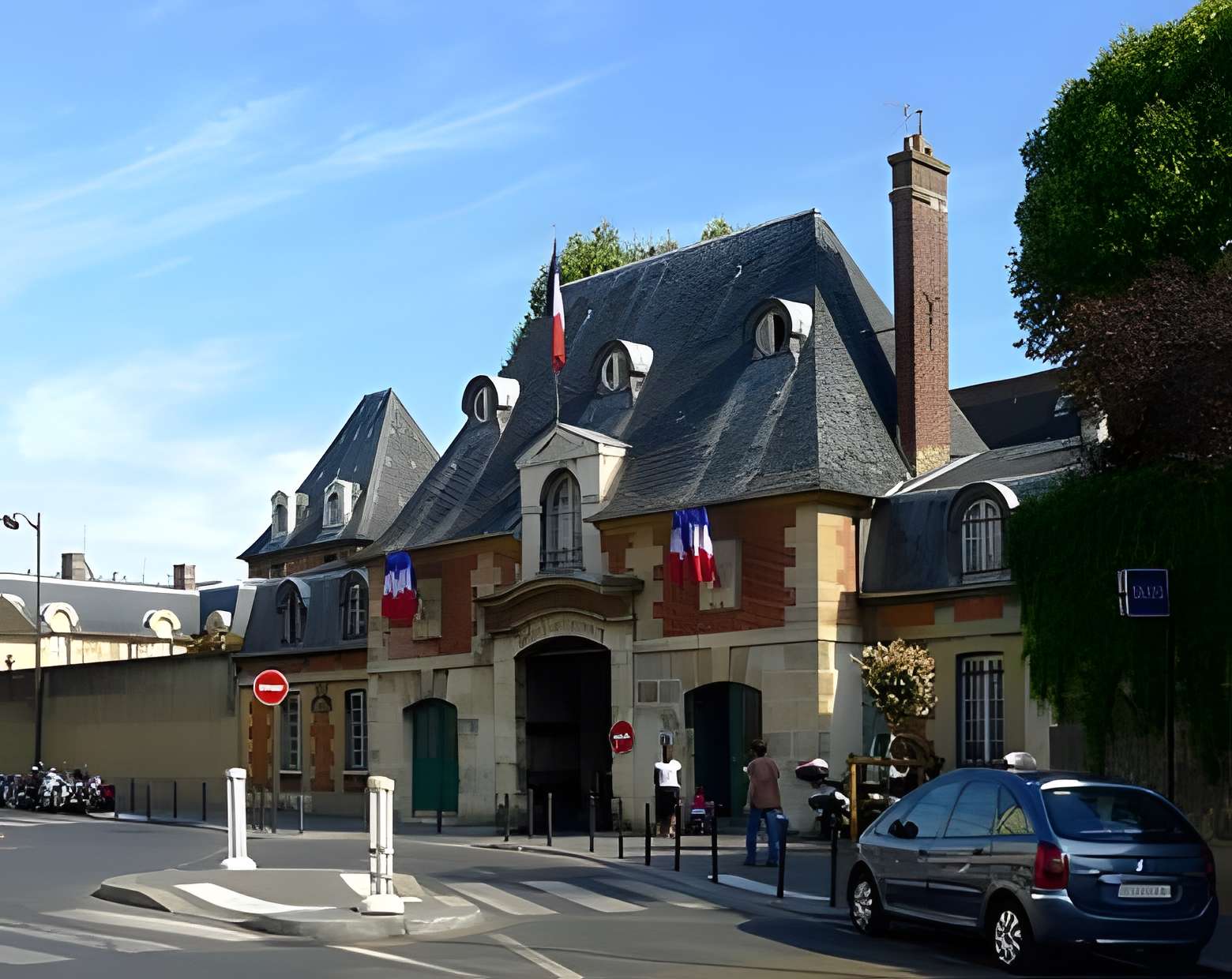 Hôpital Saint-Louis à Paris . Entrée place Alfred-Fournier.