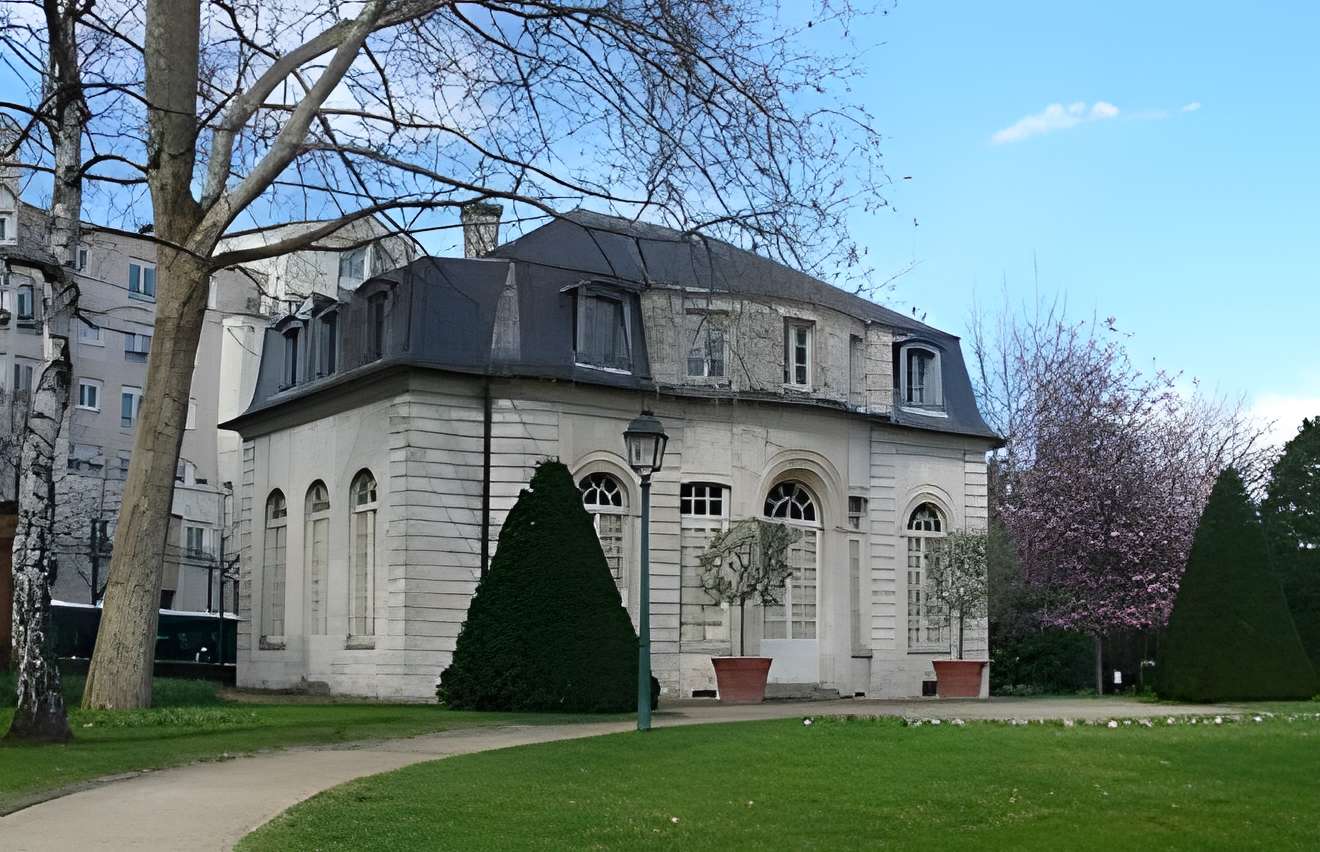 Hospice Debrousse à Paris . Pavillon de l'Ermitage.