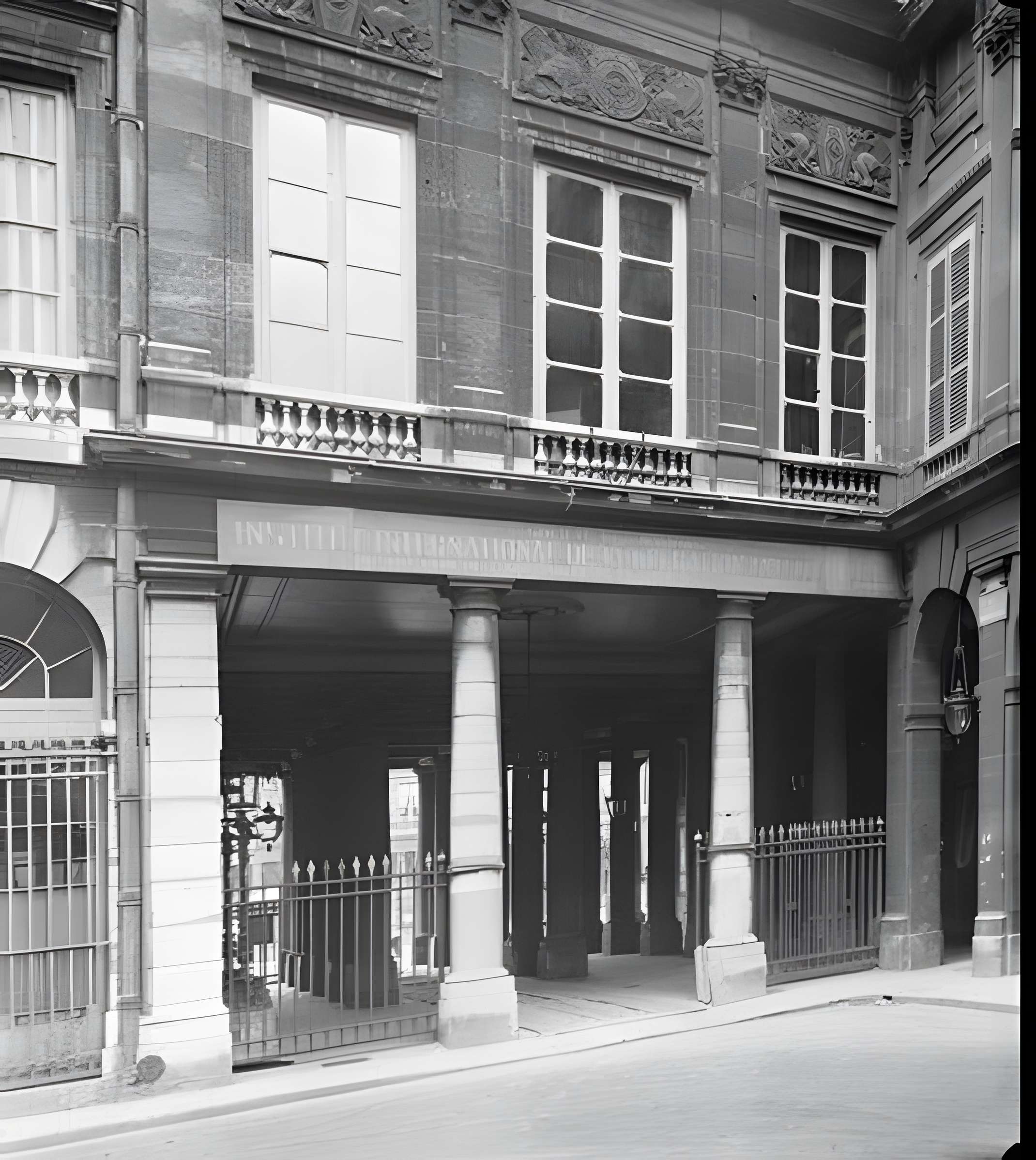 Domaine du Palais-Royal (ancien Palais Cardinal), comprenant Conseil d'Etat, Conseil Constitutionnel, Ministère de la Culture, théâtre de la Comédie Française