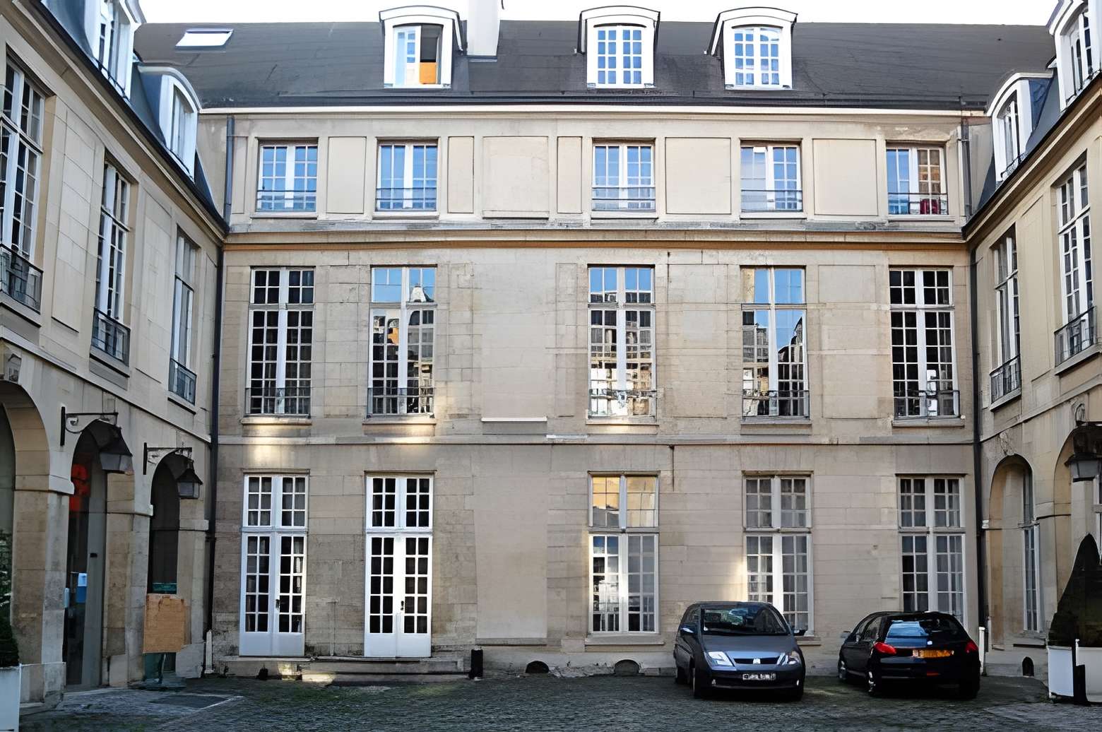 Hôtel de Coulanges à Paris . La cour d'honneur